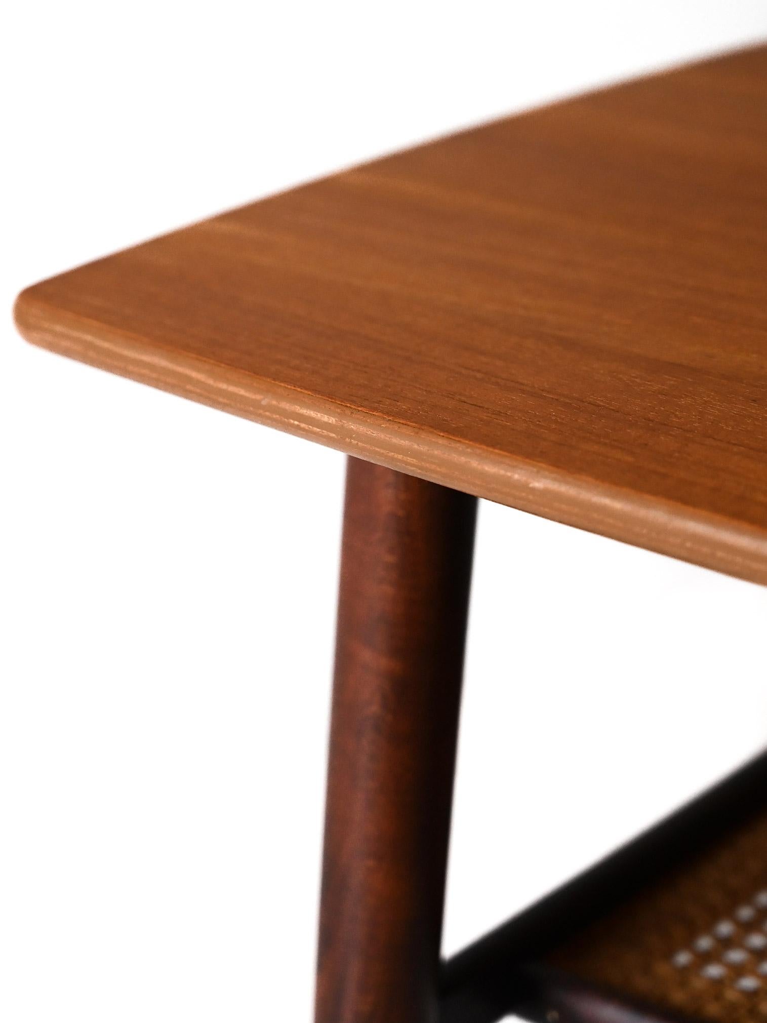 Mesa de centro escandinava de los años 60 con estante de paja vienesa Scandinavian en venta