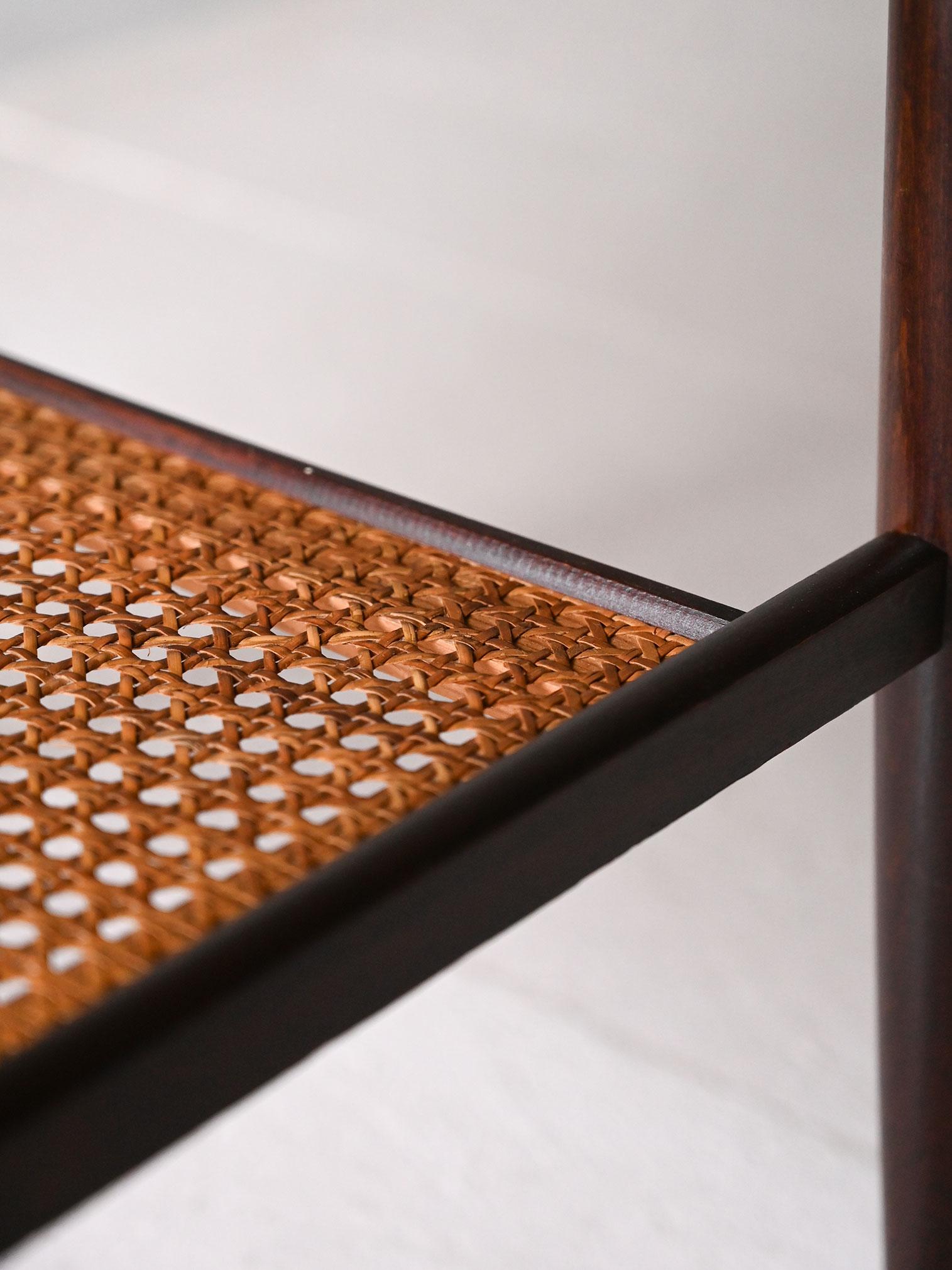 Mesa de centro escandinava de los años 60 con estante de paja vienesa Mid-20th Century en venta