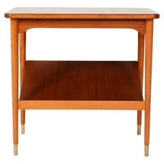 Skandinavischer Couchtisch mit Regal