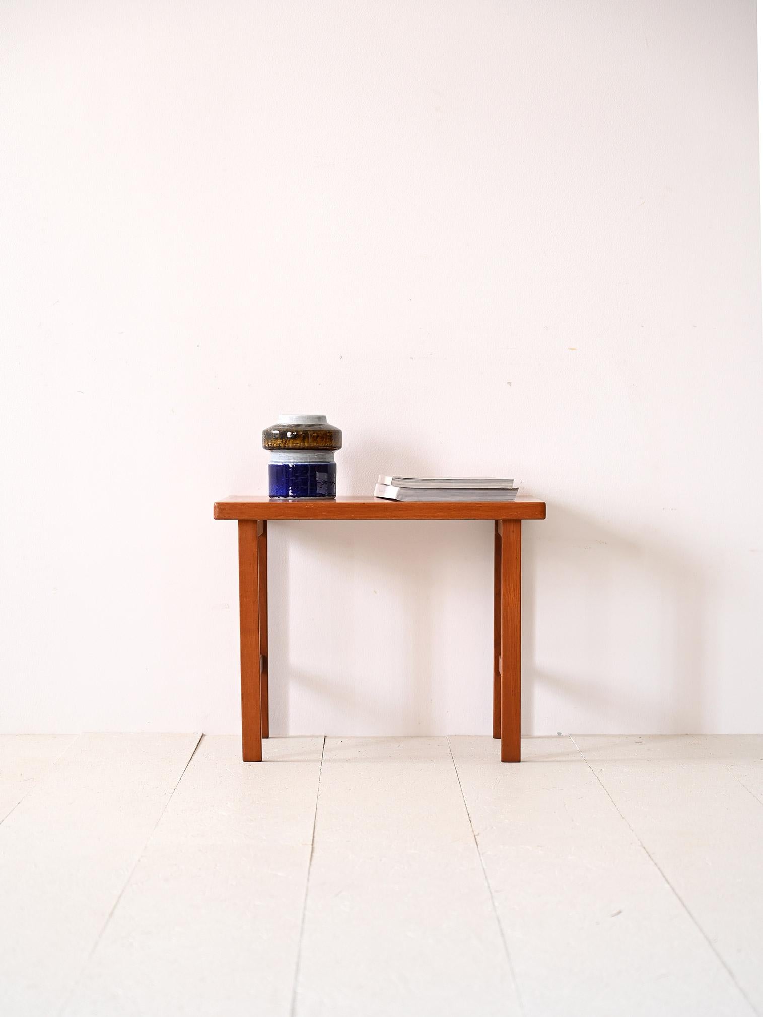 Table basse scandinave des années 1950, en bois de teck. Un design simple et fonctionnel, typique du style nordique de l'époque.

Table basse d'origine scandinave produite dans les années 1950, en bois de teck. La structure essentielle et le design