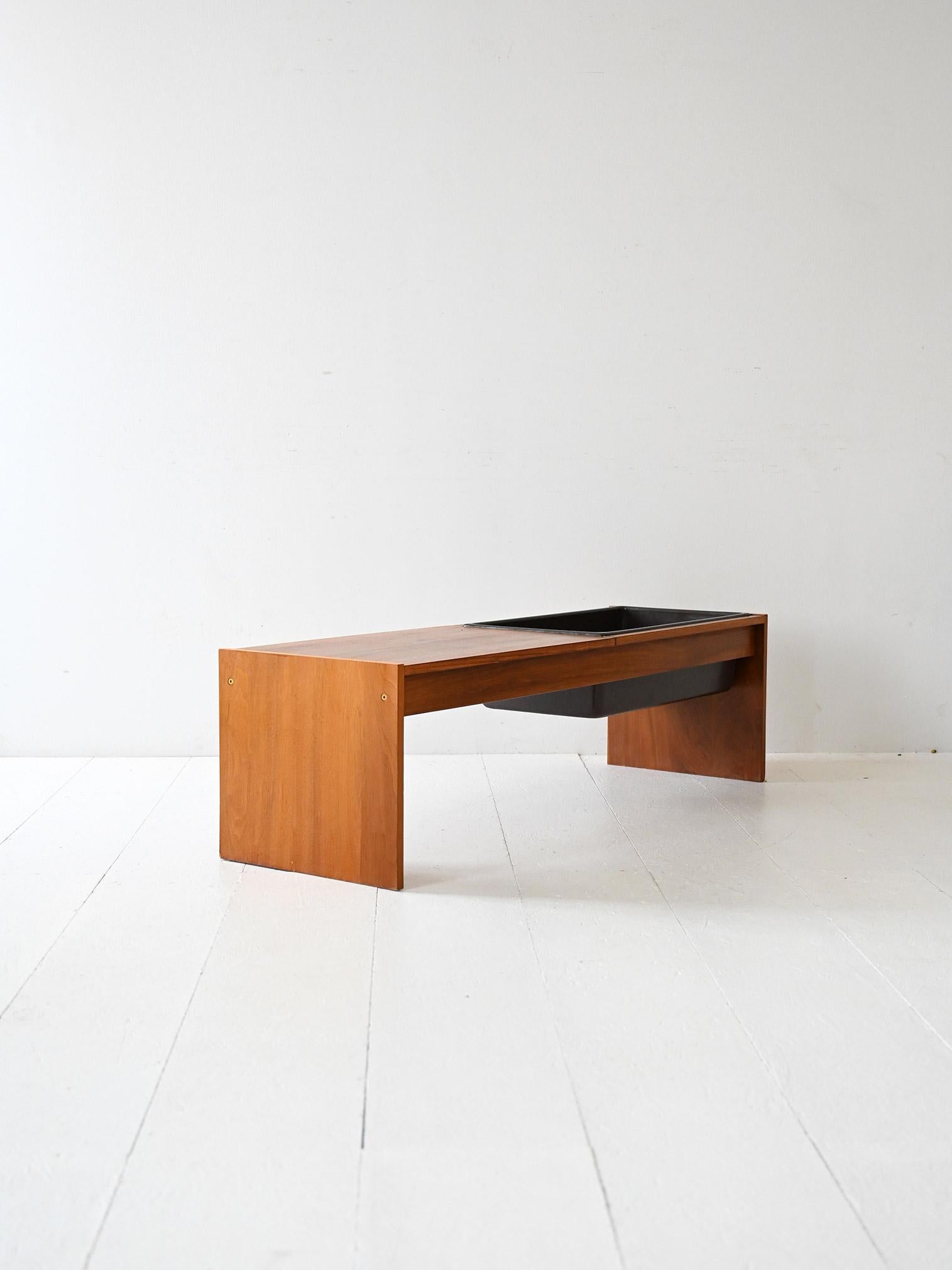 Scandinave moderne Table basse en teck vintage scandinave des années 1960 avec support à fleurs en vente