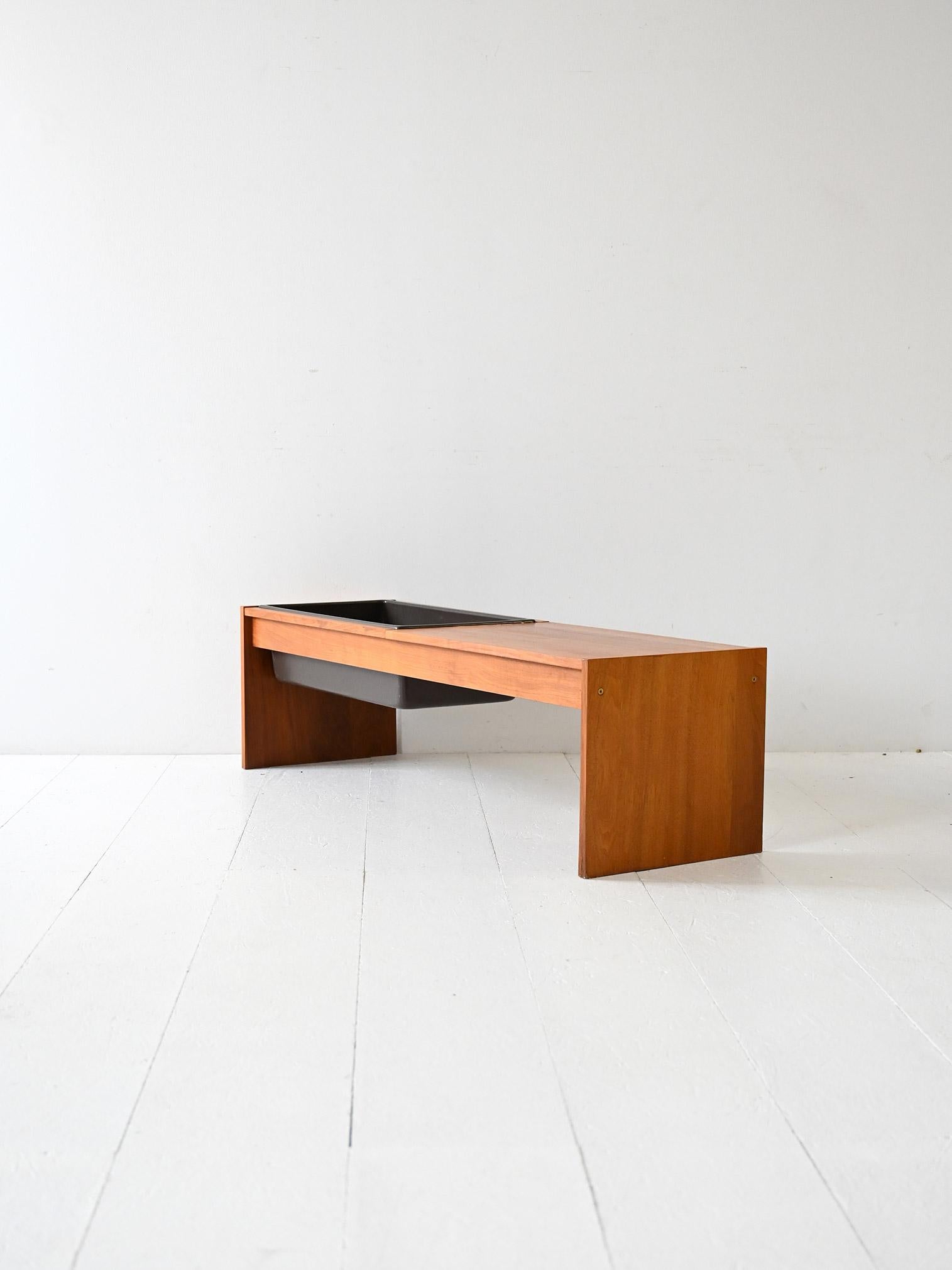 Scandinavian Table basse en teck vintage scandinave des années 1960 avec support à fleurs en vente