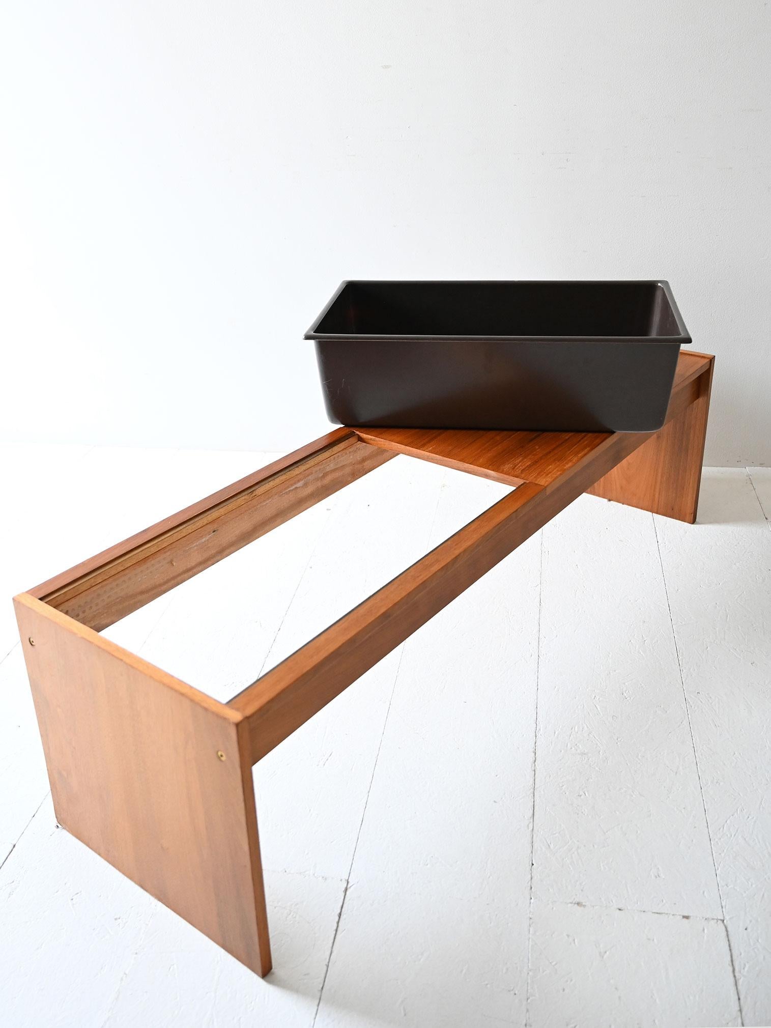 Table basse en teck vintage scandinave des années 1960 avec support à fleurs Bon état - En vente à Brescia, IT