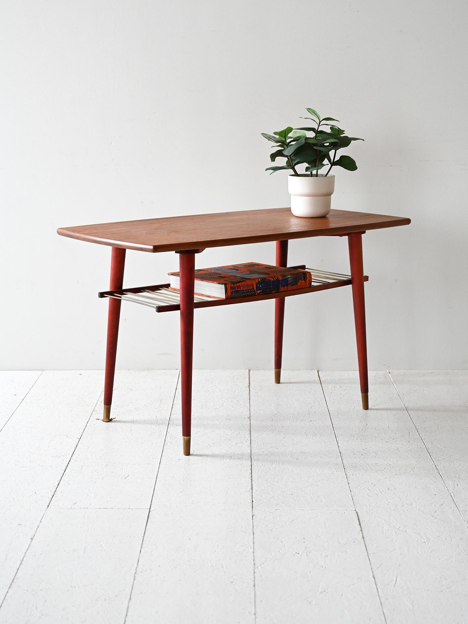 Tavolino vintage con piano in teak, struttura in legno tornito tinto e dettagli in ottone. Produzione scandinava anni ’60.

Coffee table scandinavo originale degli anni ’60 con piano in teak dalle venature decise e struttura in legno tornito,