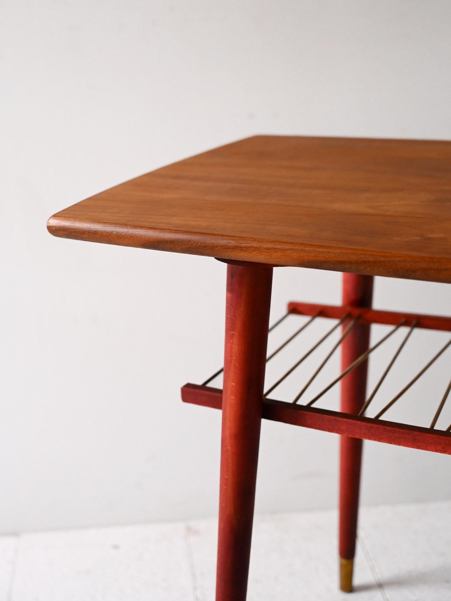 Scandinavian Modern Coffee table scandinavo vintage con mensola in metallo For Sale