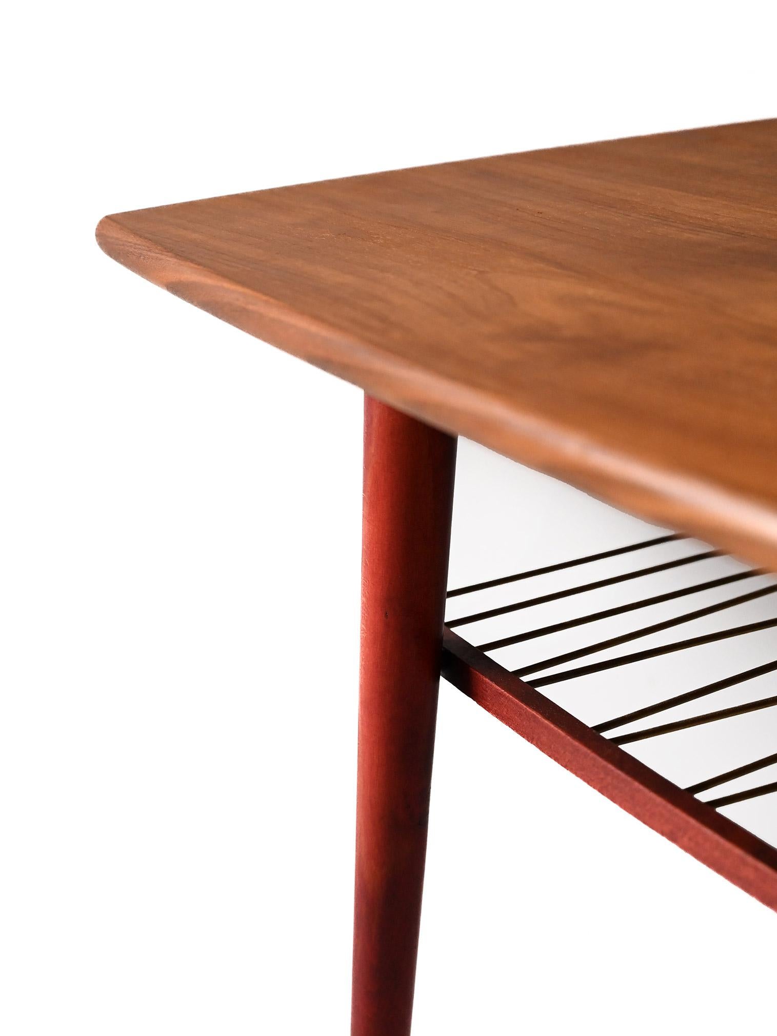 Scandinavian Coffee table scandinavo vintage con mensola in metallo For Sale