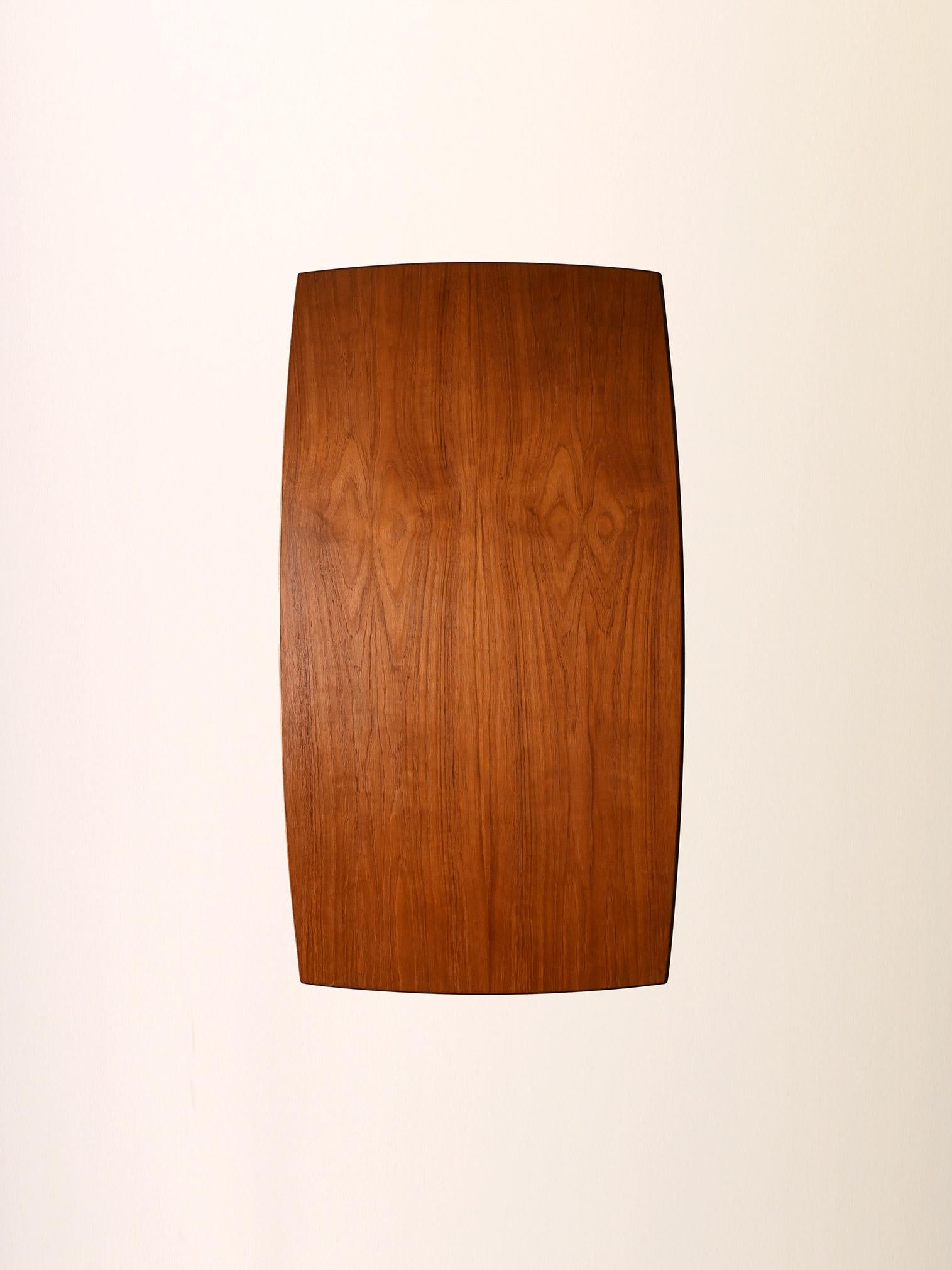 Mid-20th Century Coffee table scandinavo vintage con mensola in metallo For Sale