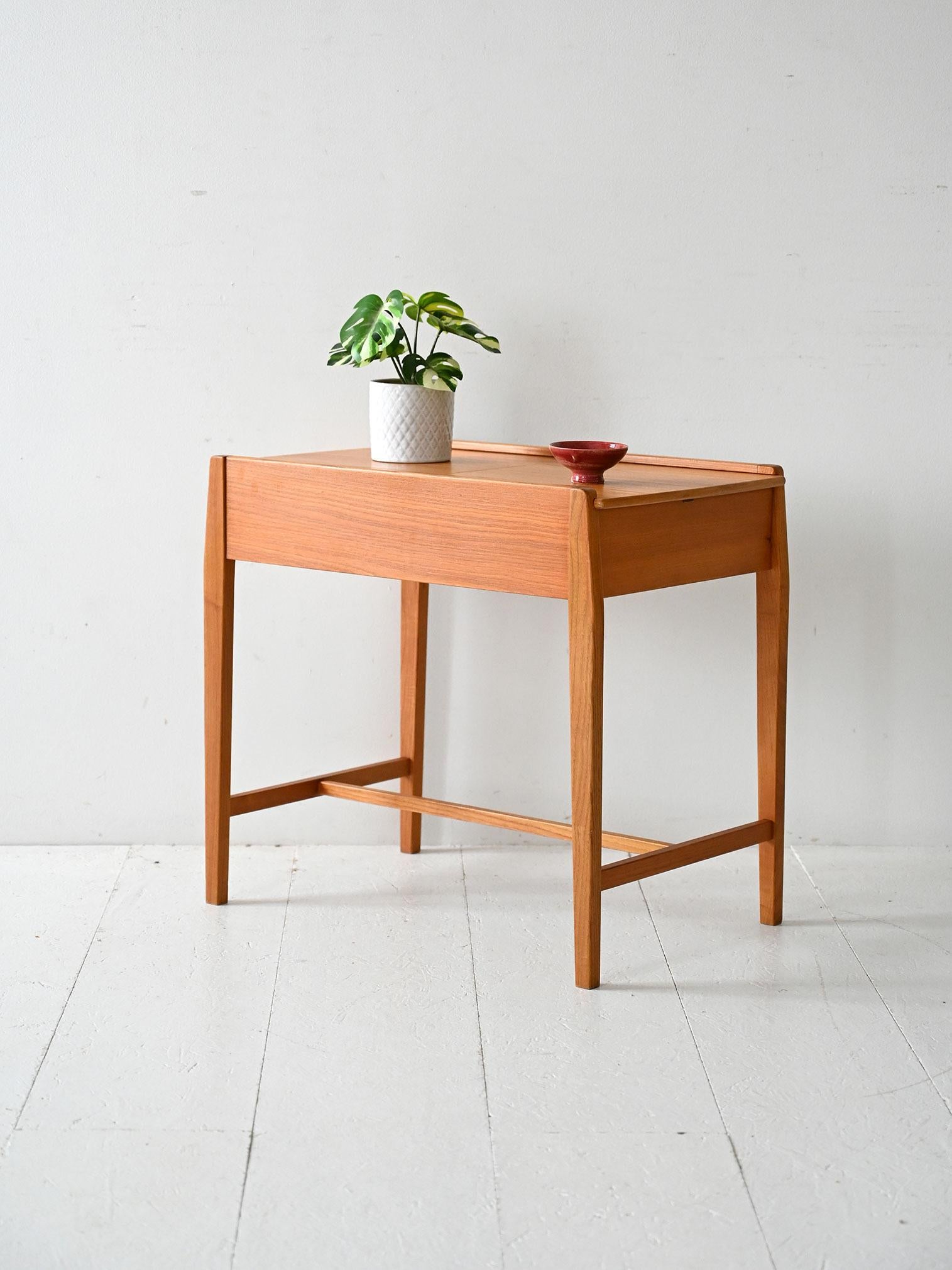 Coffee table scandinavo anni 60 in olmo con vano contenitore capiente chiuso da due pratiche ali scorrevoli.

Coffee table scandinavo vintage degli anni 60 realizzato in olmo. La struttura leggera ed essenziale ospita un vano contenitore capiente,