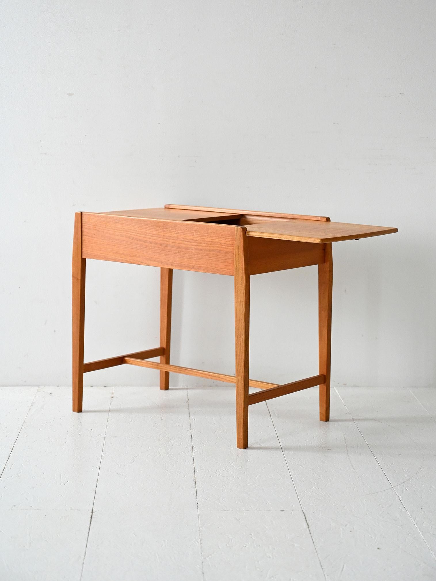Scandinavo moderno Coffee table scandinavo vintage in olmo con vano contenitore in vendita