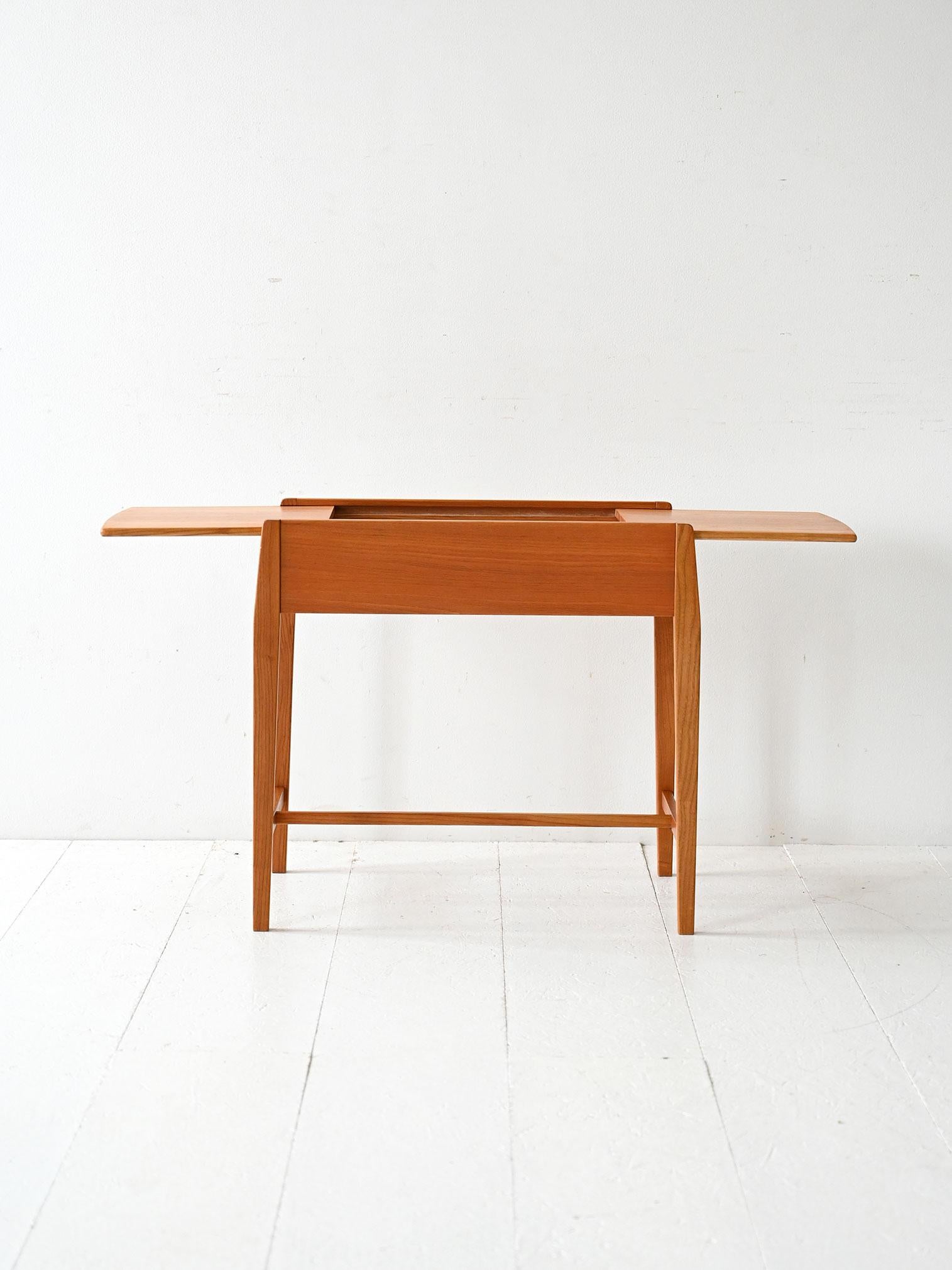 Scandinavian Coffee table scandinavo vintage in olmo con vano contenitore in vendita