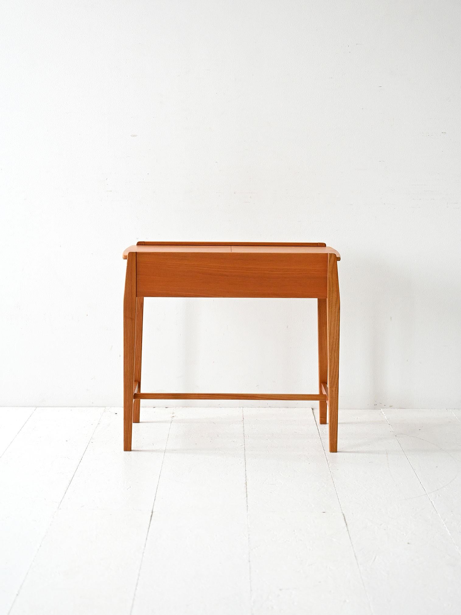 Coffee table scandinavo vintage in olmo con vano contenitore In condizioni buone in vendita a Brescia, IT