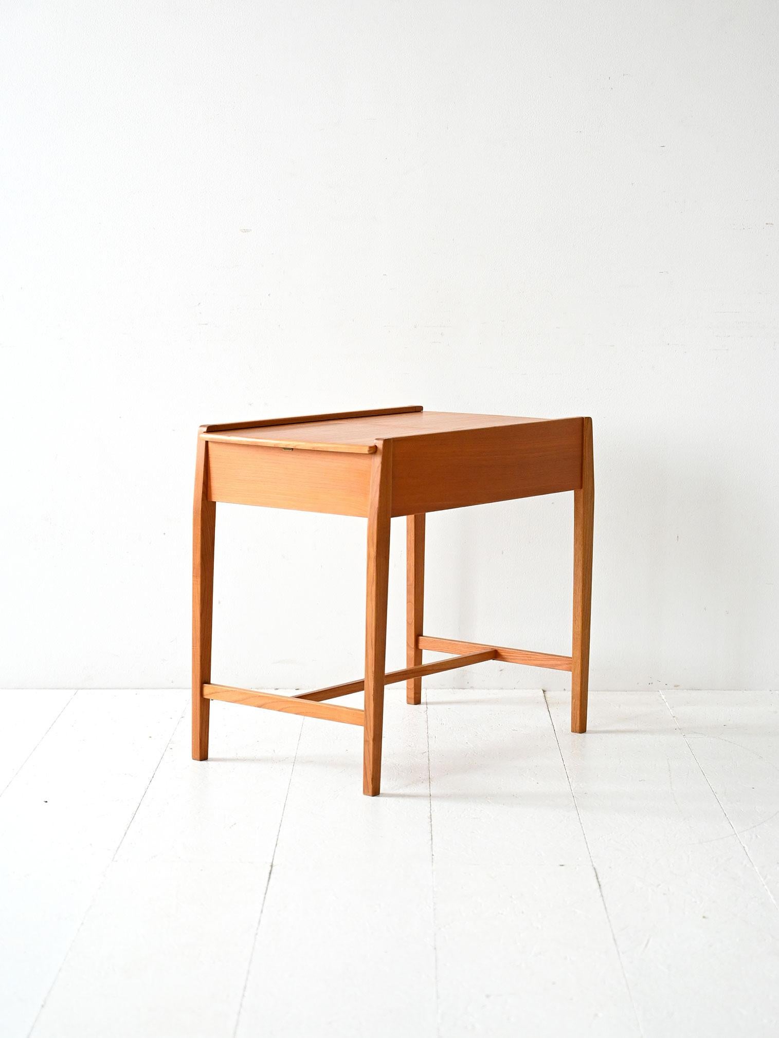 Mid-20th Century Coffee table scandinavo vintage in olmo con vano contenitore in vendita