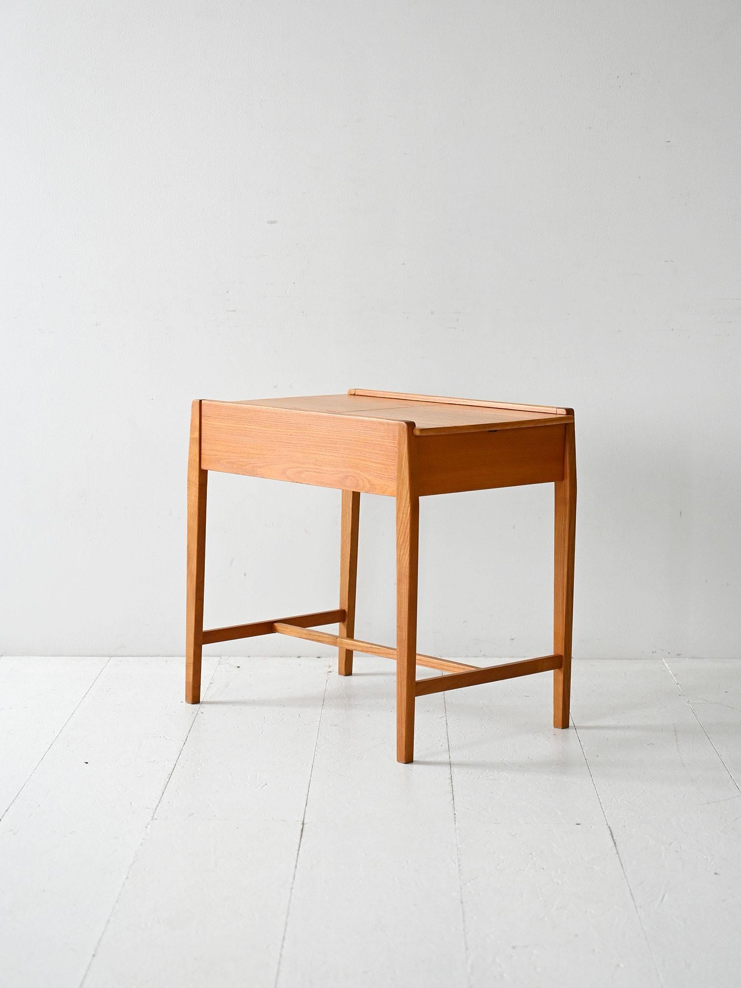 Olmo Coffee table scandinavo vintage in olmo con vano contenitore in vendita