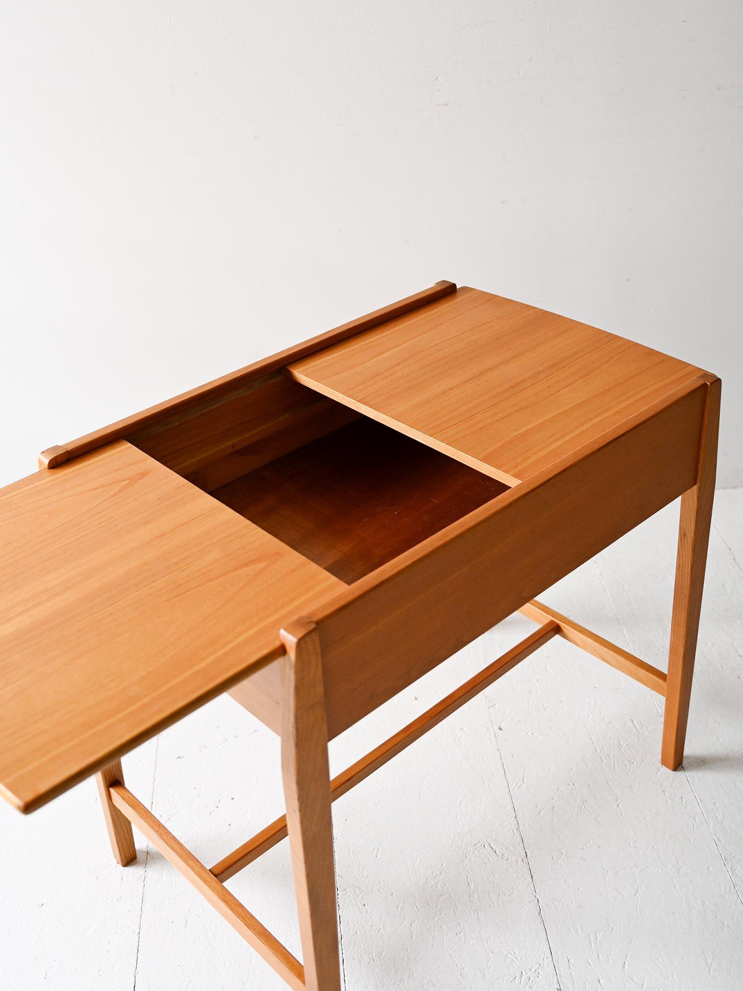 Coffee table scandinavo vintage in olmo con vano contenitore in vendita 1