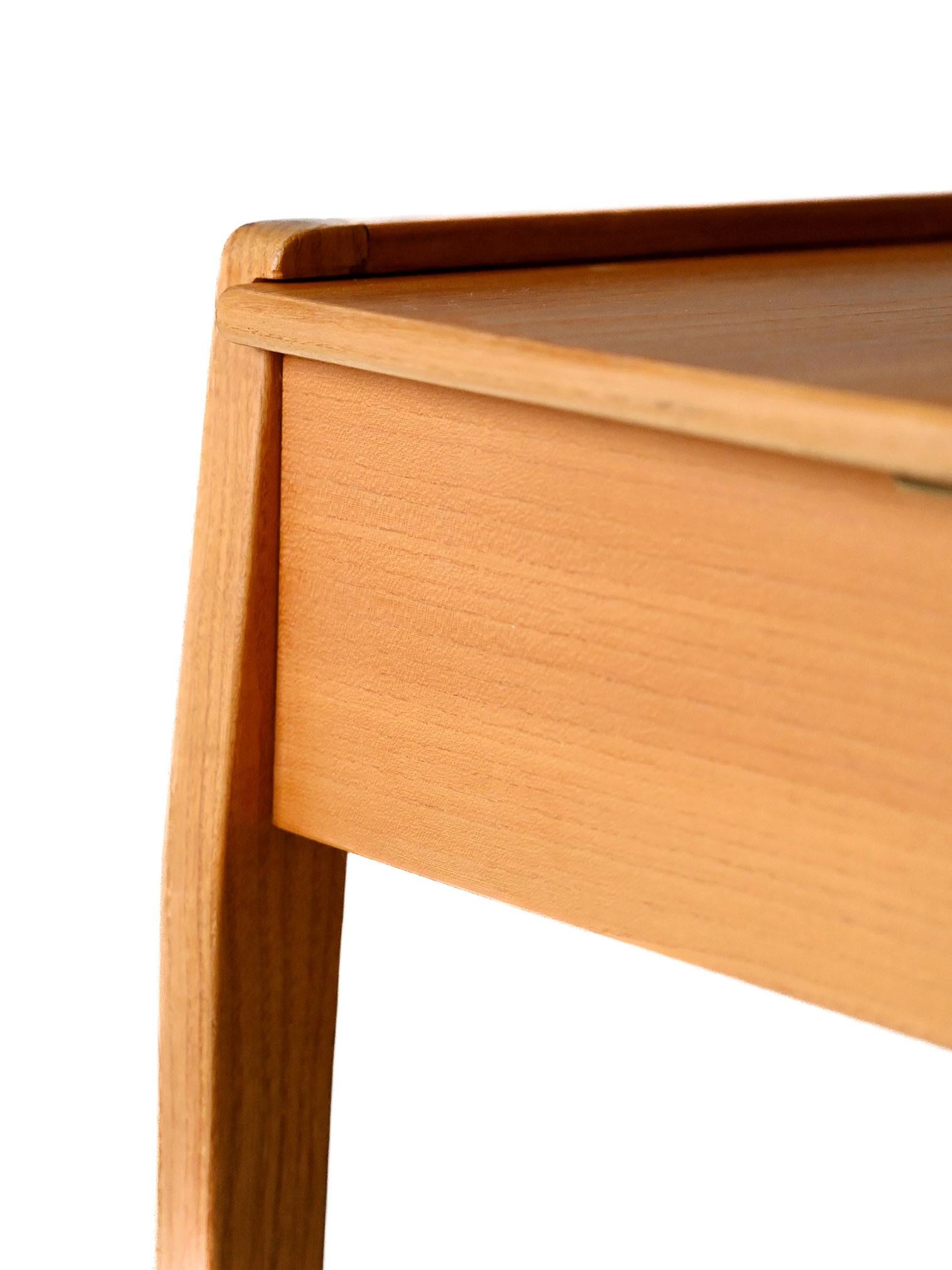 Coffee table scandinavo vintage in olmo con vano contenitore in vendita 2