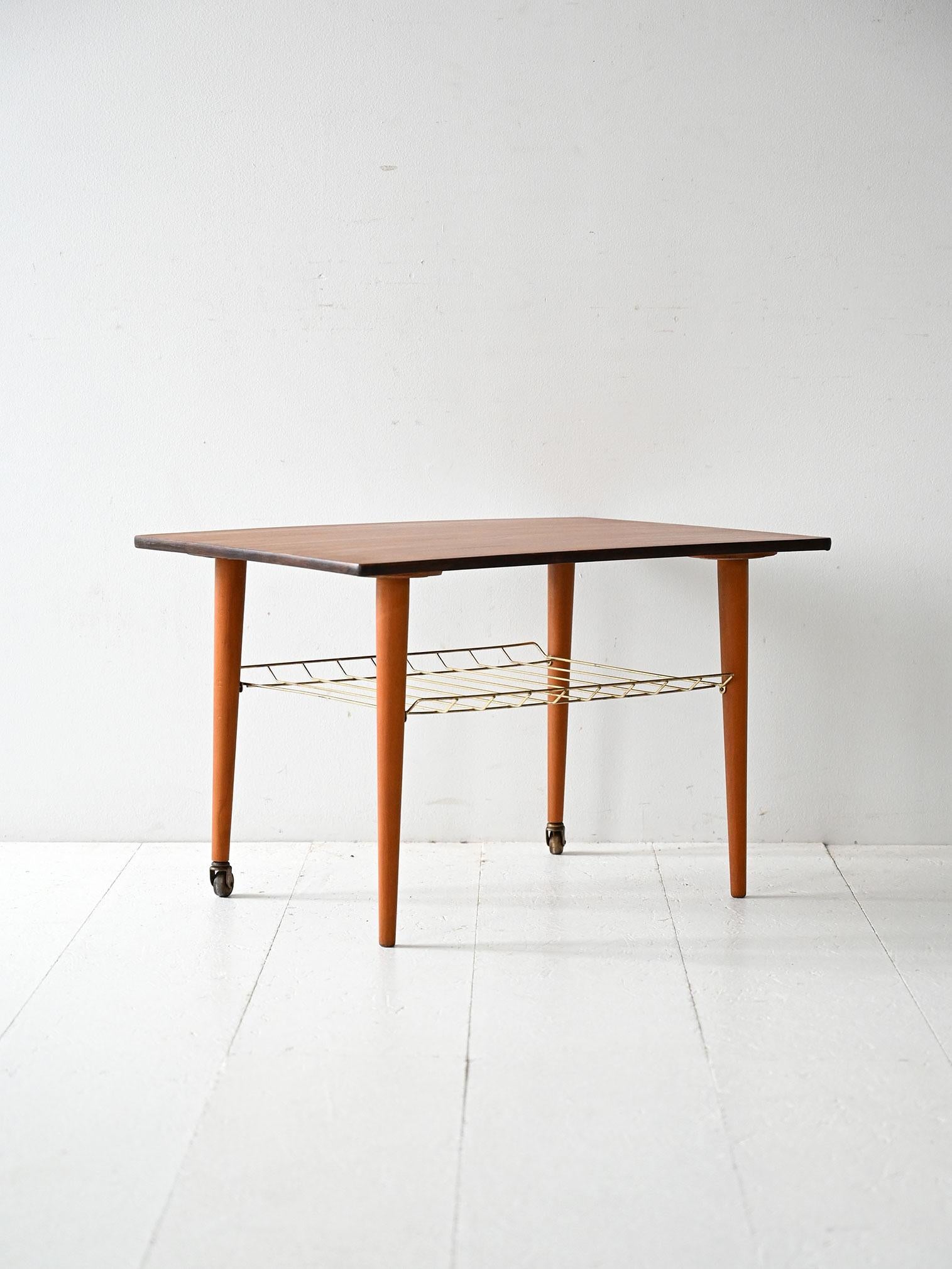 Scandinavo moderno Coffee table scandinavo vintage in teak con mensola in ottone in vendita