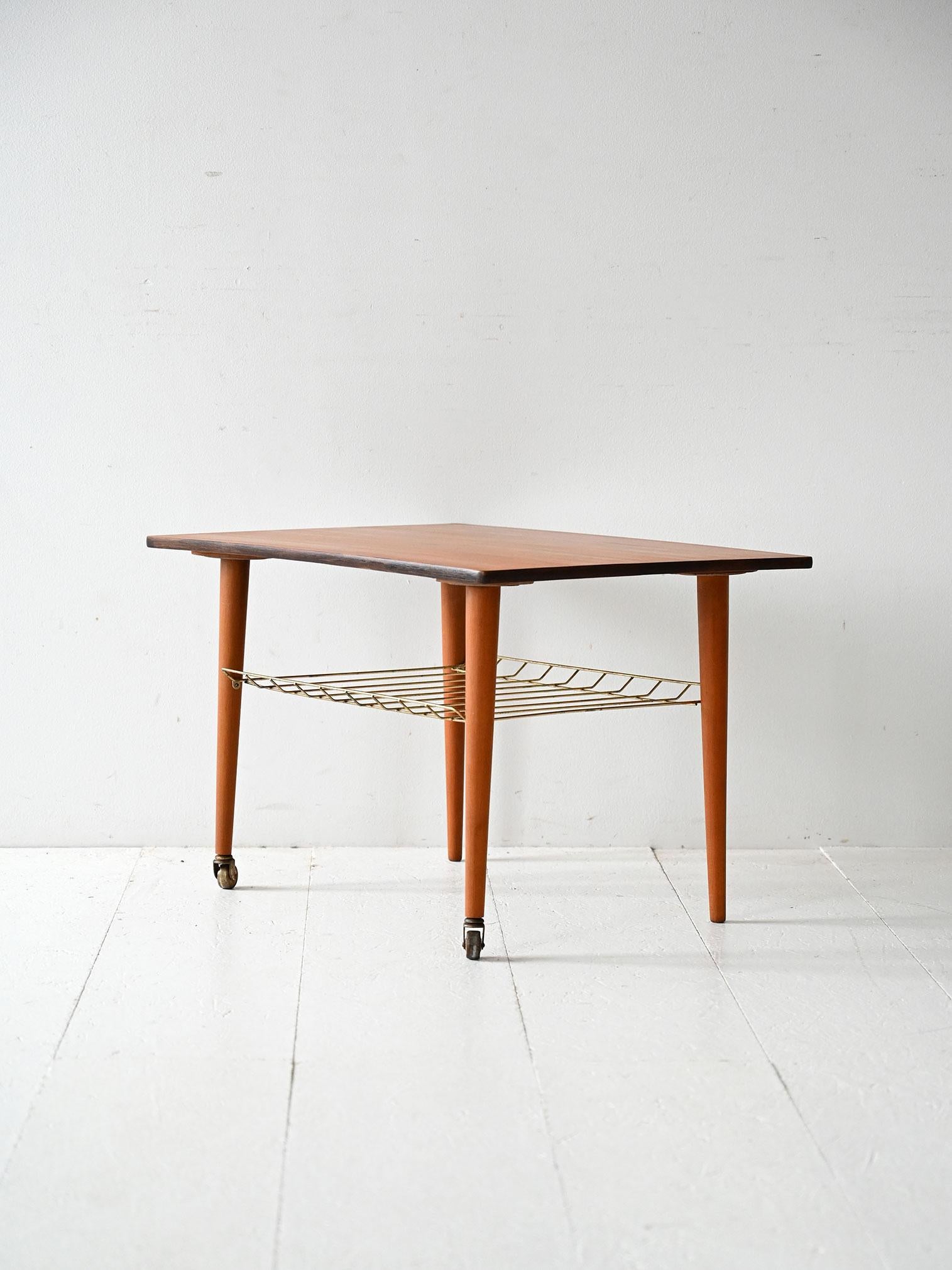 Scandinavian Coffee table scandinavo vintage in teak con mensola in ottone in vendita