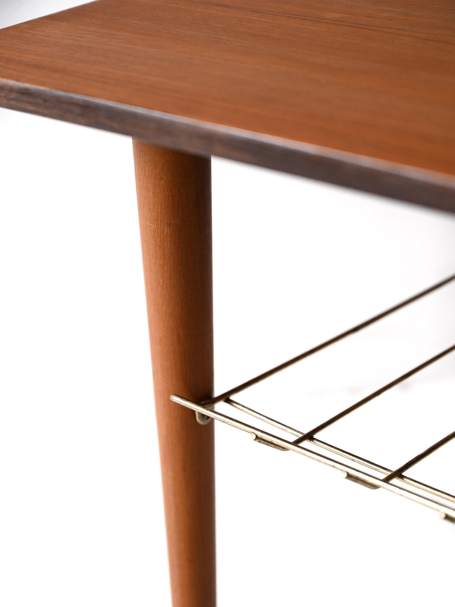 Coffee table scandinavo vintage in teak con mensola in ottone In condizioni buone in vendita a Brescia, IT