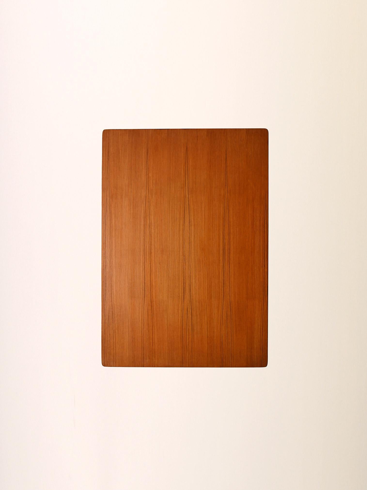 Ottone Coffee table scandinavo vintage in teak con mensola in ottone in vendita
