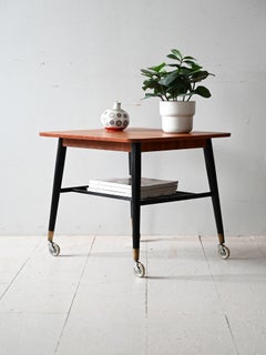 Table basse scandinave vintage en teck avec roulettes