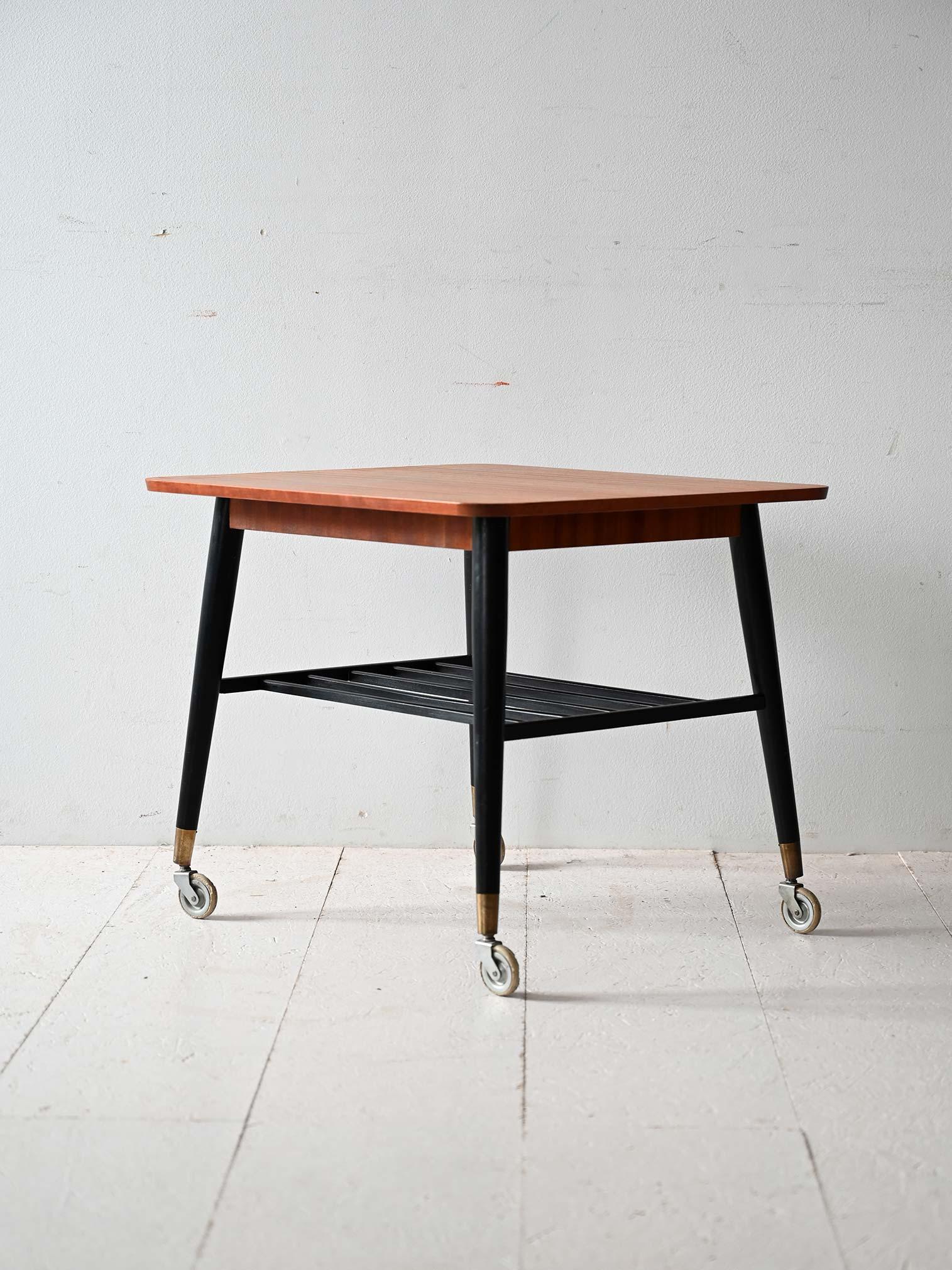 Mesa de centro vintage escandinava de teca con ruedas Escandinavo moderno en venta