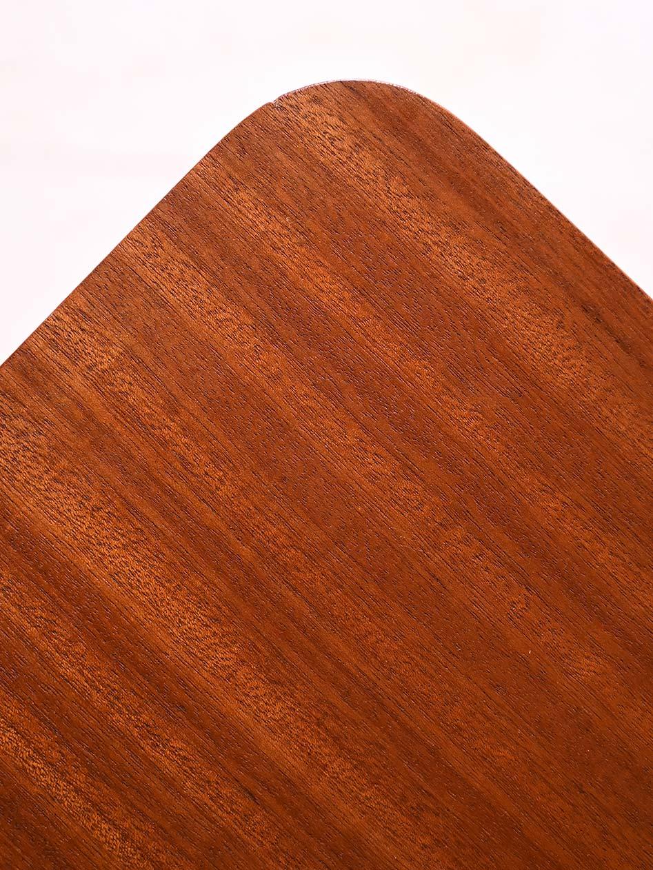Mesa de centro vintage escandinava de teca con ruedas Scandinavian en venta