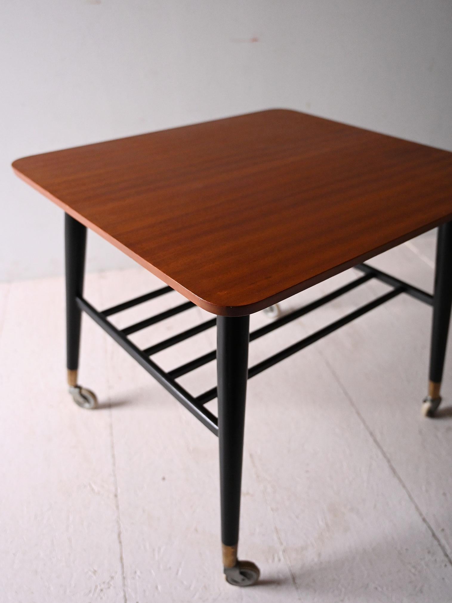 Mesa de centro vintage escandinava de teca con ruedas en venta 1