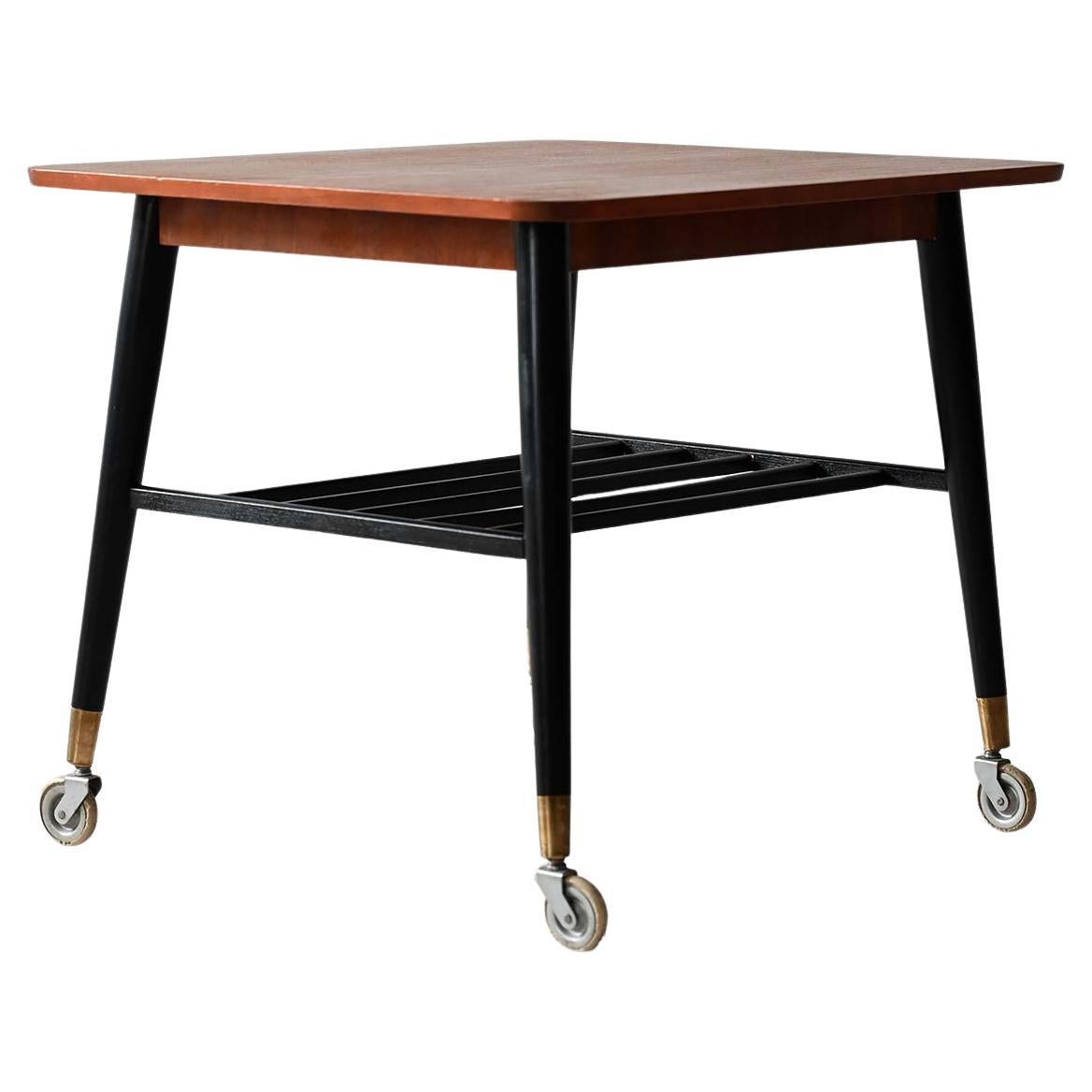 Mesa de centro vintage escandinava de teca con ruedas
