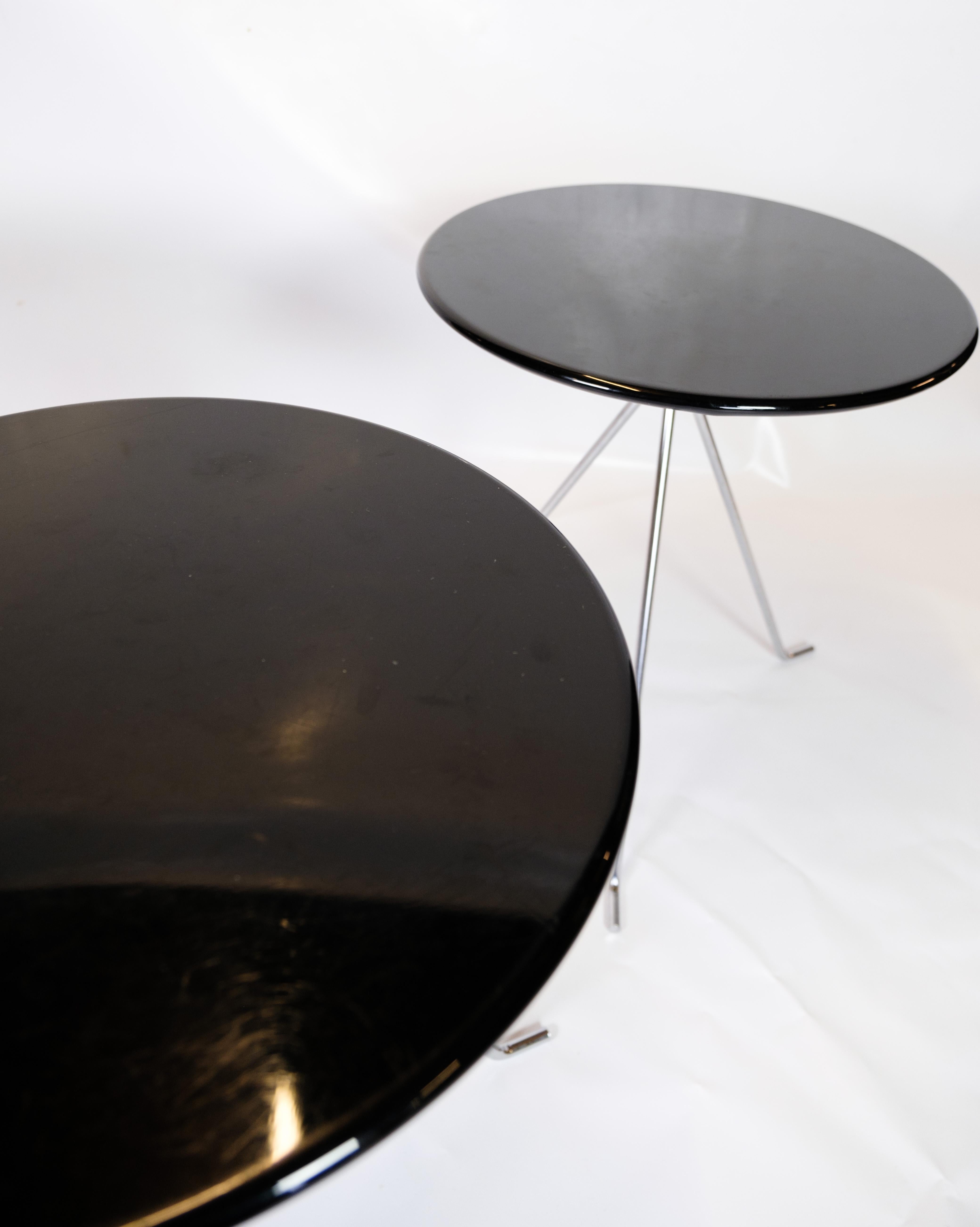 Ensemble de tables basses composé de 3 petites tables rondes aux pieds chromés avec mécanisme de pliage et surface noire, originaires du Danemark.
Dimensions en cm : H:55 Dia : 48