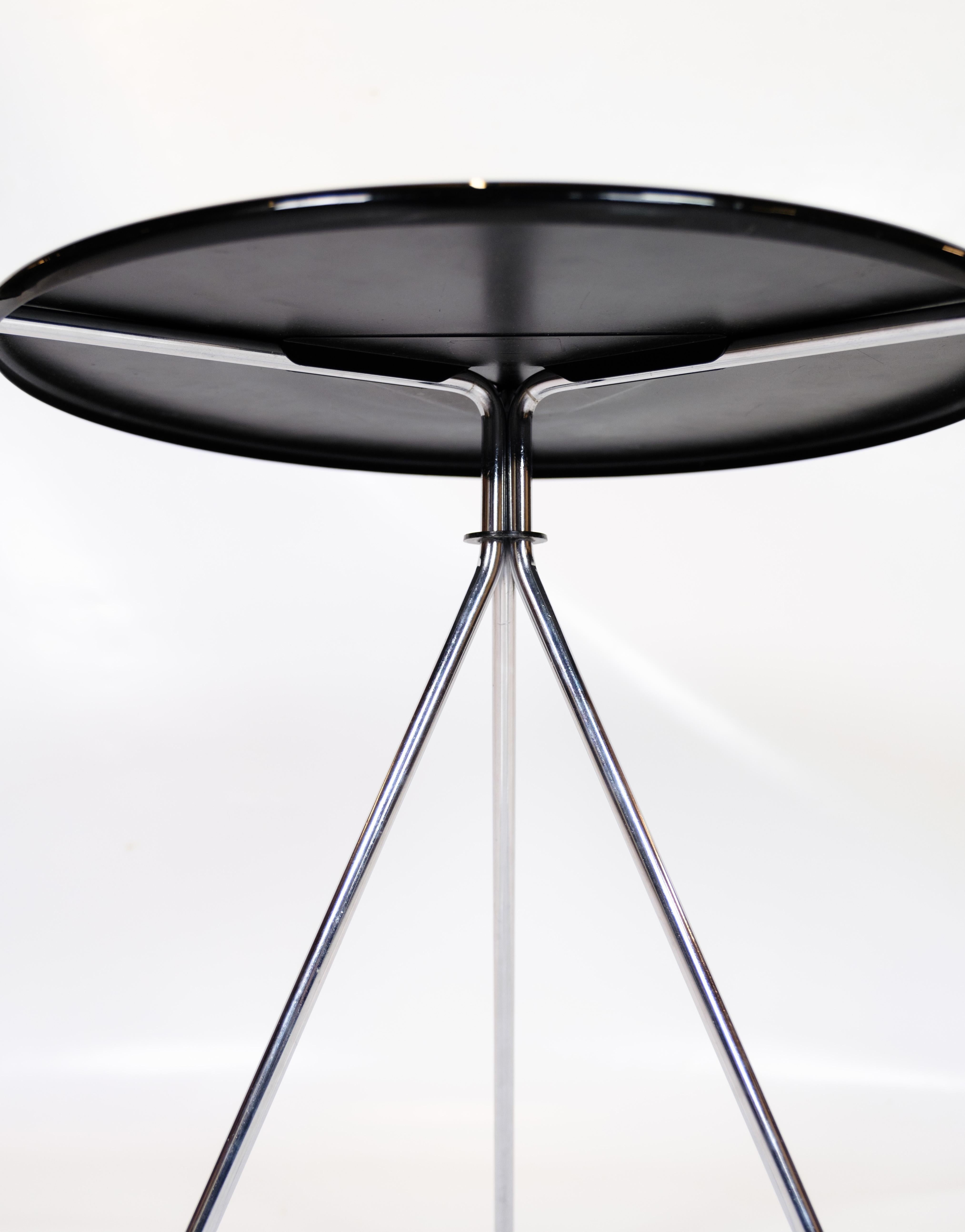 Danois Ensemble de 3 petites tables rondes avec pieds chromés  en vente