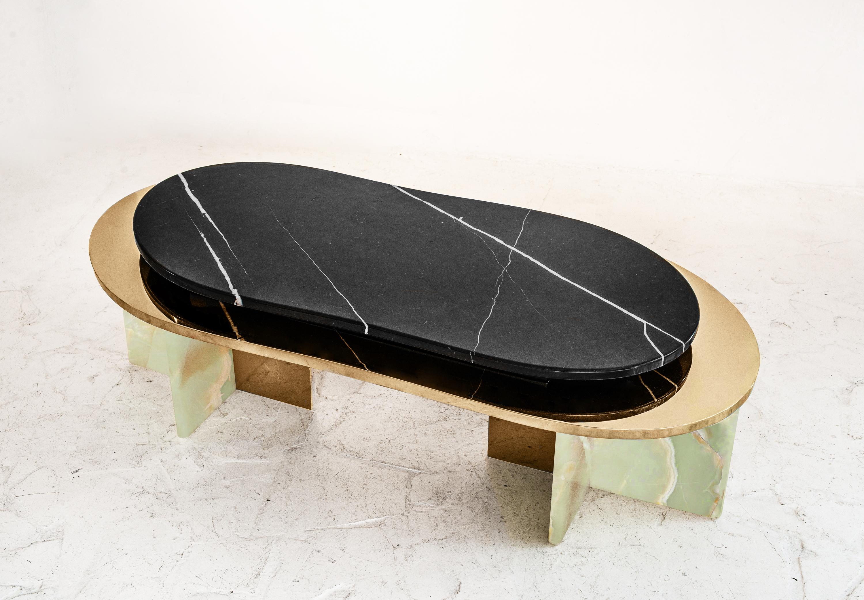 Table basse en métal poli et pierre naturelle avec finition mate artisanale.
Les plateaux de table en pierre et en métal présentent une légère courbure et une asymétrie.
Grâce à la réflexion de la surface, la table se fond dans l'intérieur et en