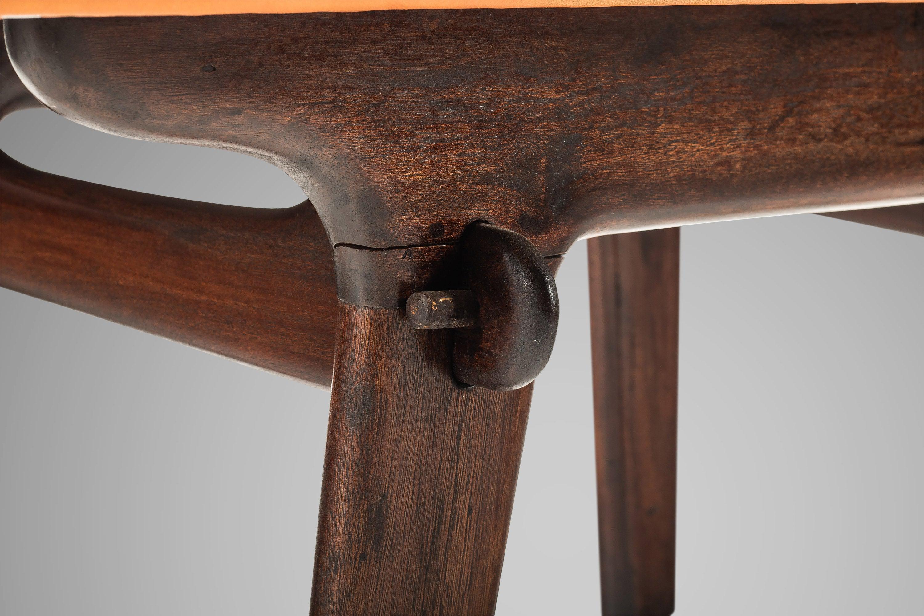 Cette table iconique, conçue par Angel Pazmino, est l'amalgame parfait de la méthode minimaliste espagnole et sud-américaine avec une touche de modernité. Le bois fruitier massif, originaire des jungles d'Amérique du Sud, est parfaitement formé pour