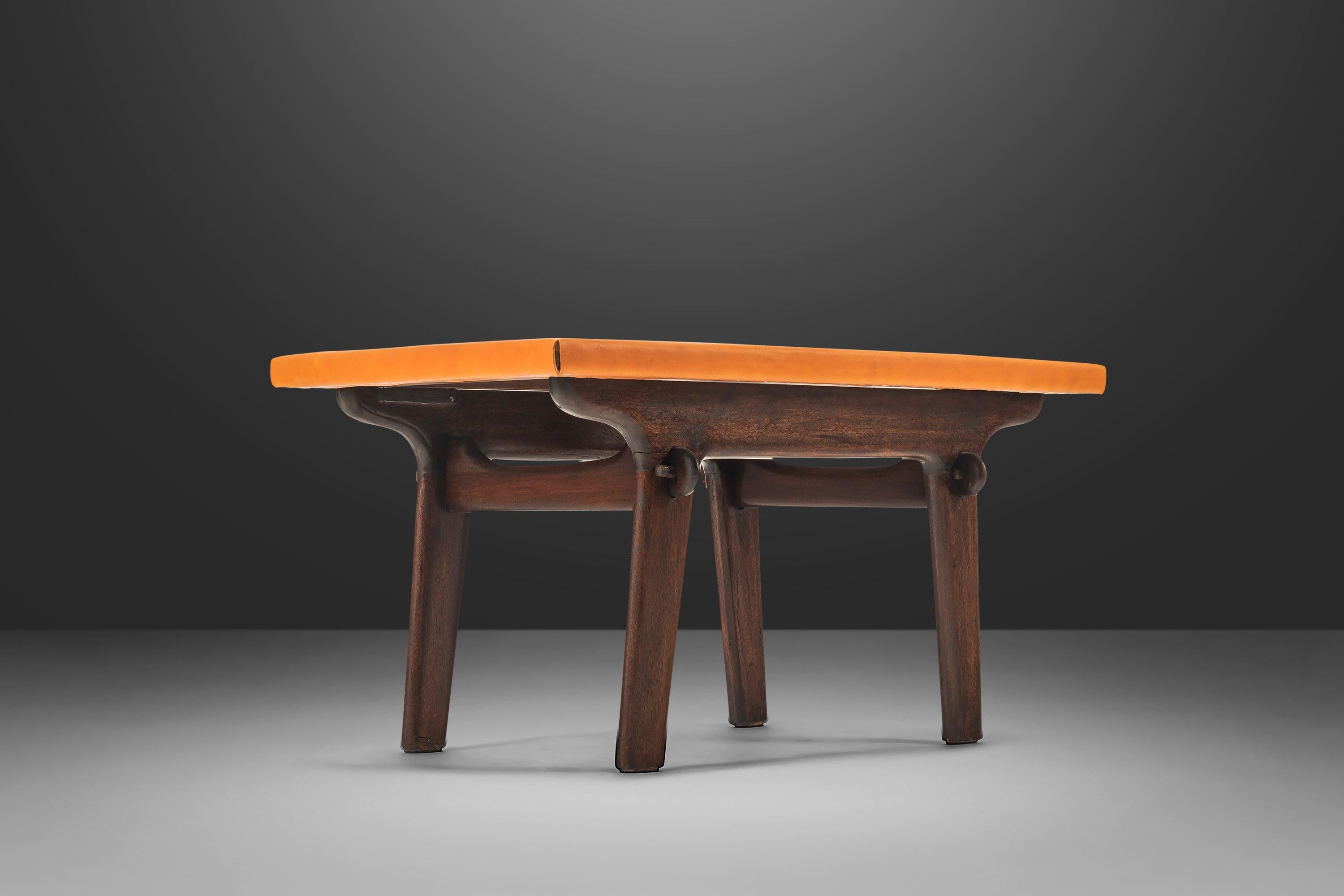 Mid-Century Modern Table basse / table d'appoint Angel Pazmino en bois fruitier et cuir cognac en vente