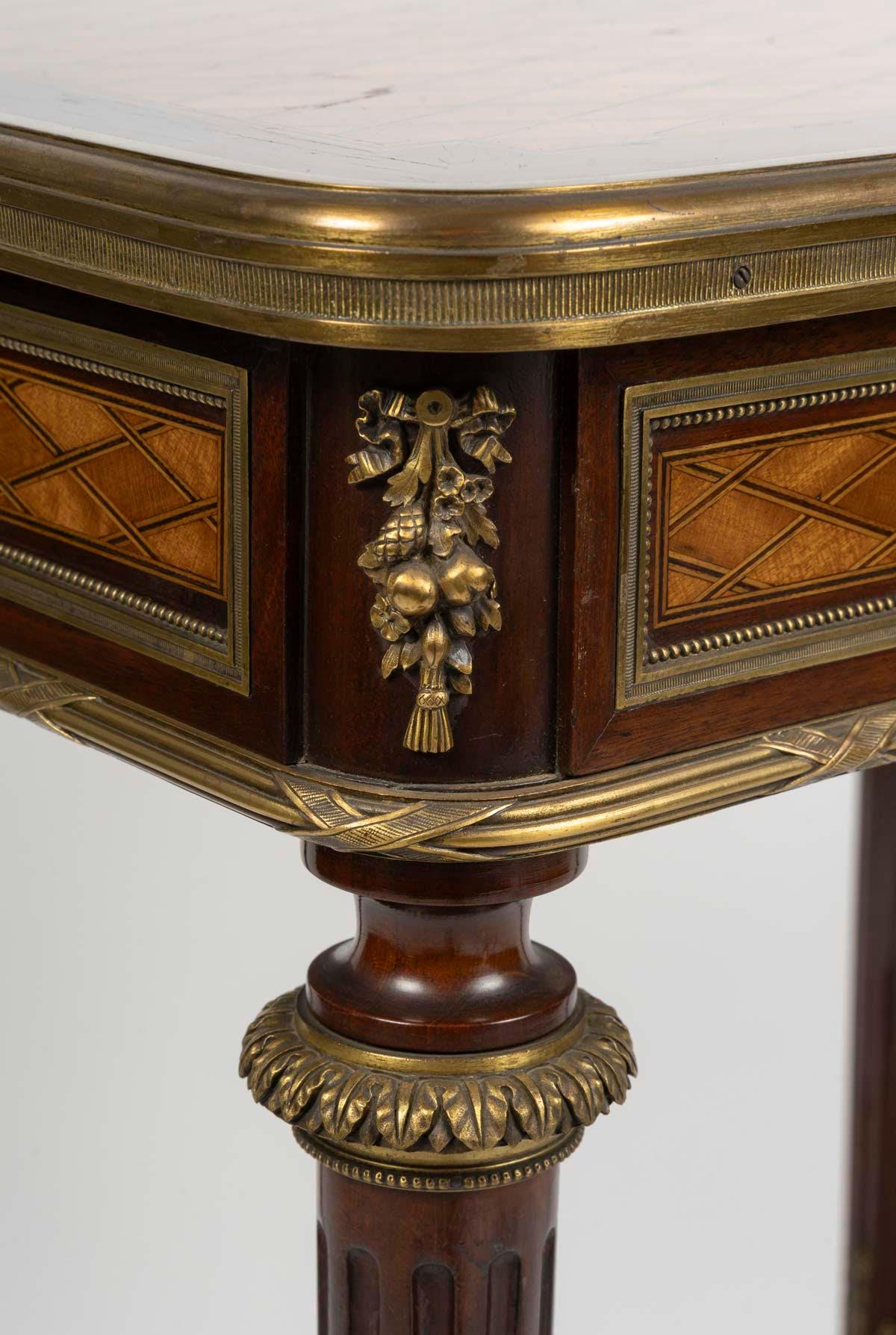Coffee Table, Side Table, in Marquetry and Gilded Bronze, Napoleon III Period. Dorado en venta