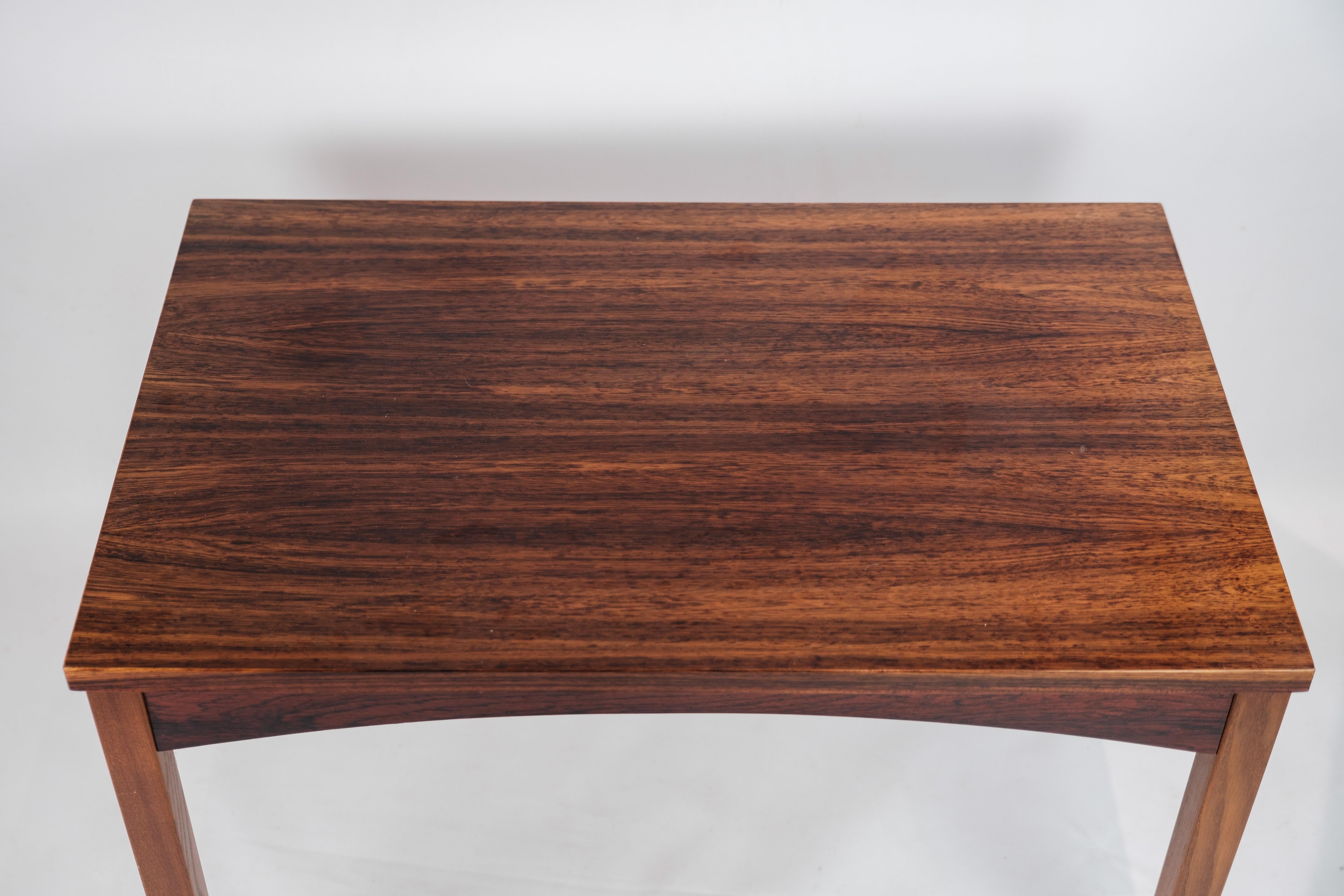 Cette table basse en palissandre exquis de Rio incarne l'essence du design danois des années 1960, mettant en valeur un savoir-faire inégalé et une élégance intemporelle. Fabriquée avec une attention méticuleuse aux détails, cette table témoigne des