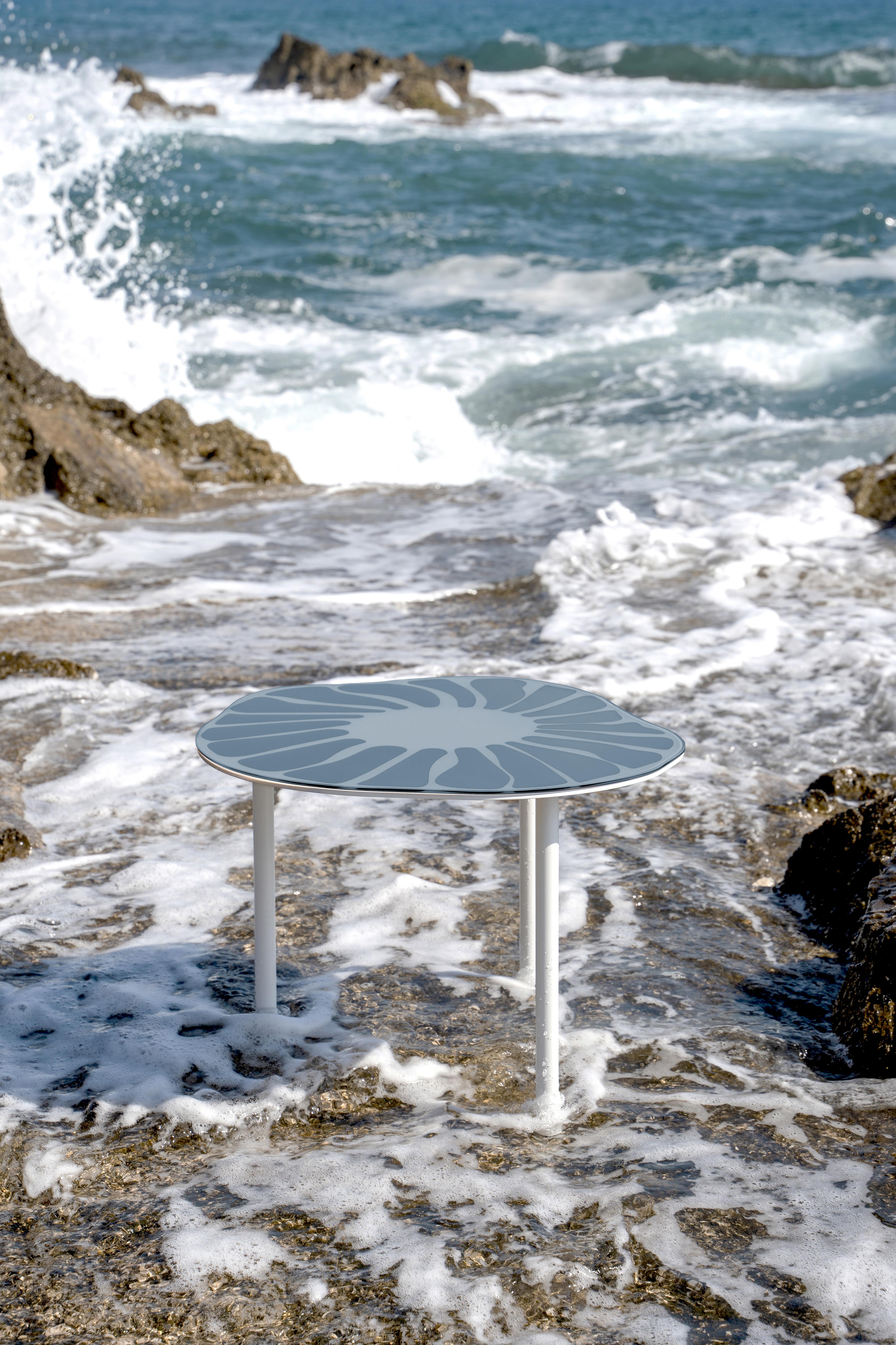 Cesareo è un coffee table realizzato in superfici specchianti, accuratamente selezionate, e metallo laccato con finitura opaca.
Il prodotto è caratterizzato da linee morbide ed ondulate che ricordano il mondo naturale.
La forma del tavolino ha