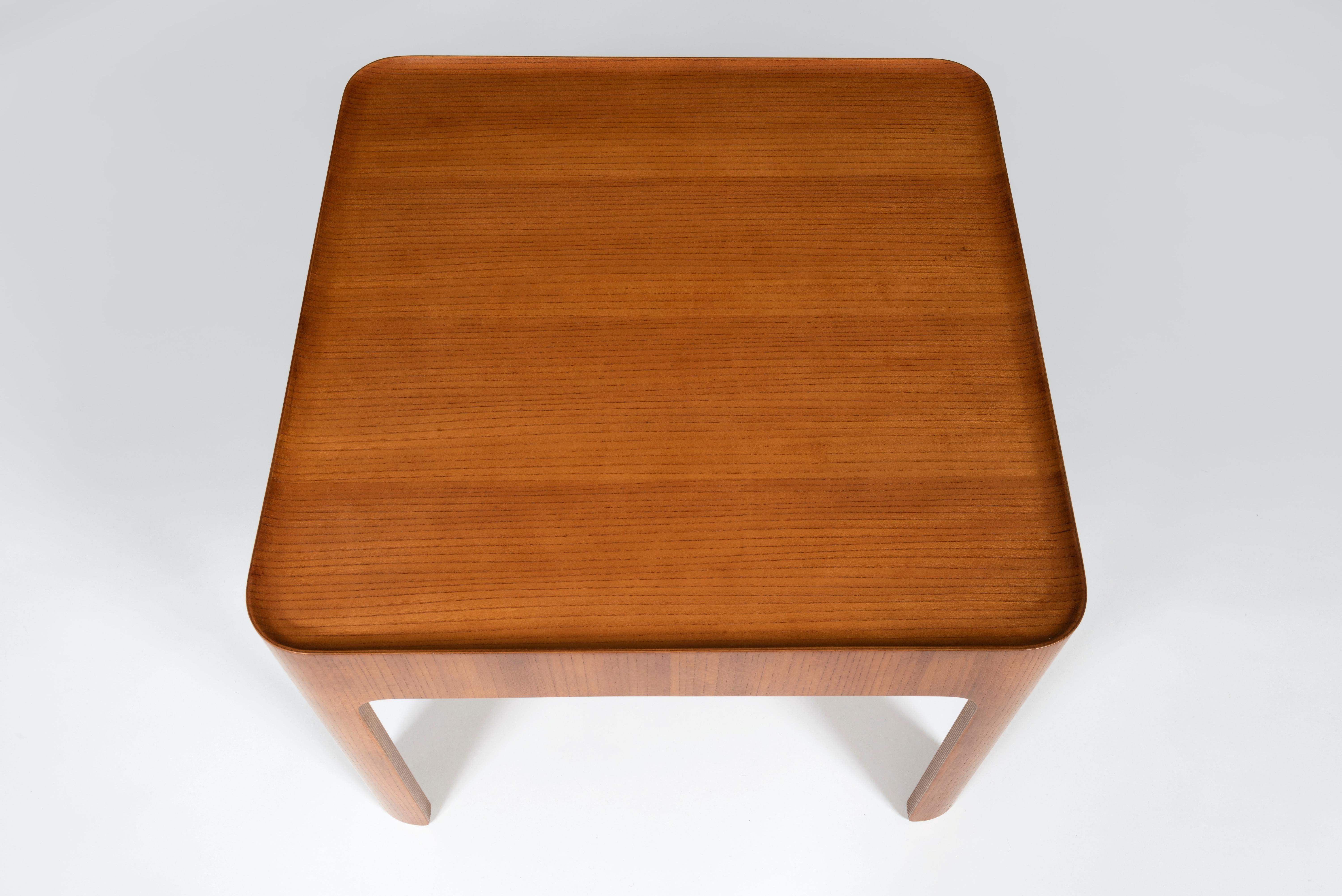 Table basse conçue par Isamu Kenmochi et fabriquée par Tendo Mokko au Japon, vers 1967. En bon état d'origine avec une usure mineure conforme à l'âge et à l'utilisation, préservant une belle patine.
Isamu Kenmochi (1912-1971) est un designer