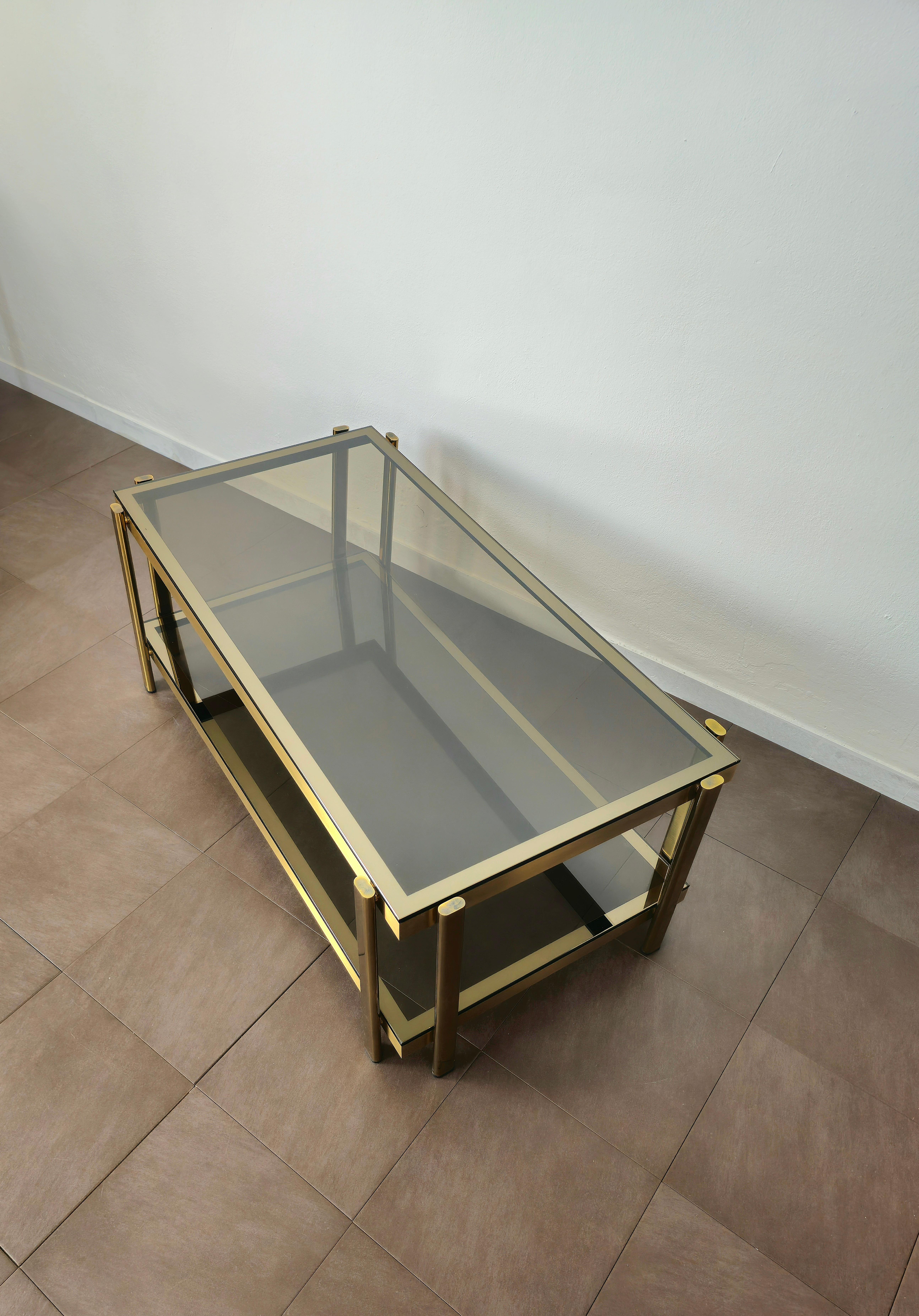 Elegant coffee table of considerable size with two shelves made in Italy in the 70s with an 8-foot structure in gilded, black and brass aluminum and two large rectangular smoked glasses. Excellent quality and manufacturing.



Note: We try to offer