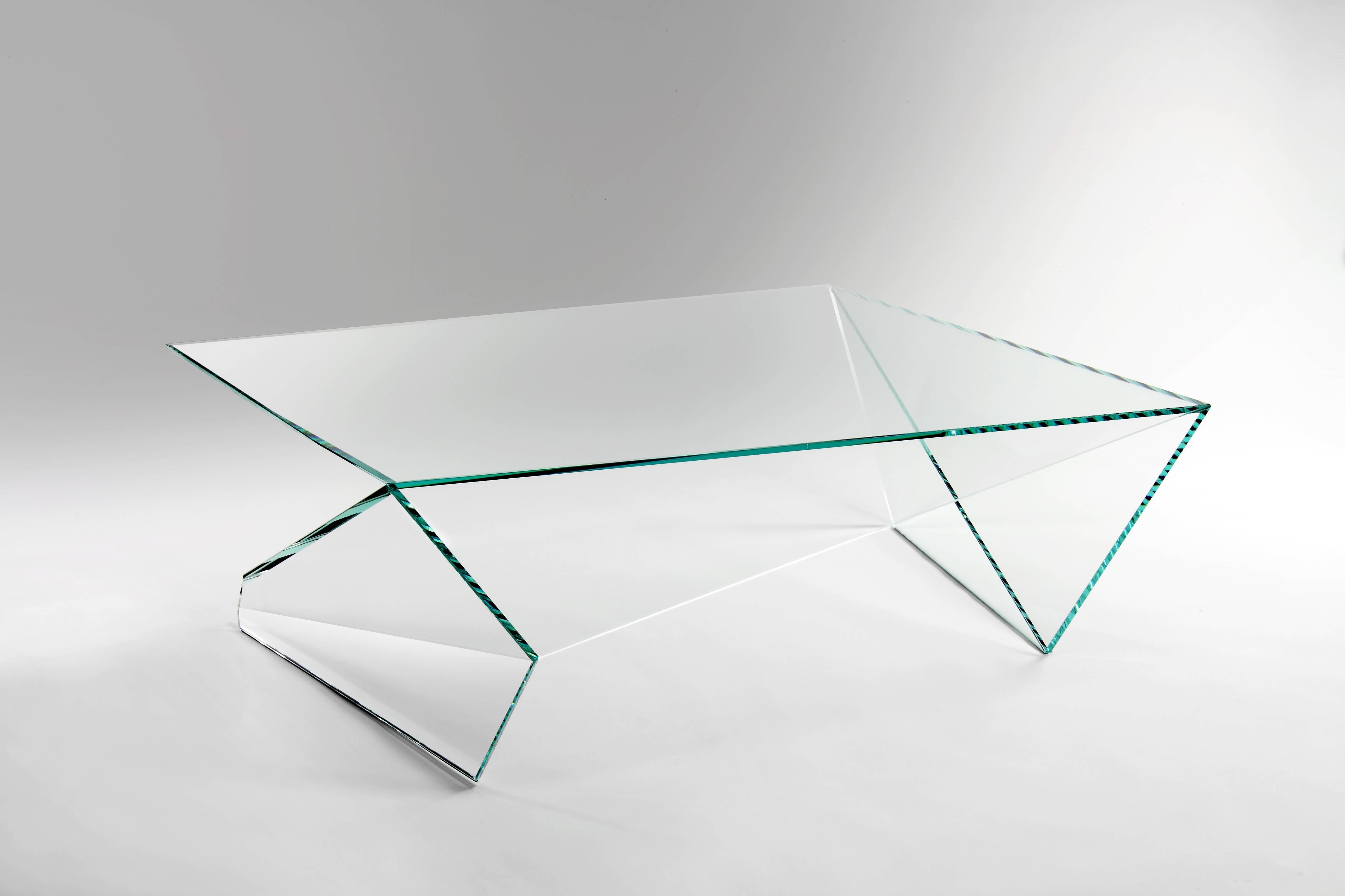 Der Couchtisch 'Origami' ist aus extraklarem Kristallglas gefertigt. Jede Scheibe aus extraklarem Kristallglas wird mit äußerster Präzision geschnitten und geschliffen, dann werden die Scheiben von Hand zusammengesetzt, wobei sie perfekt