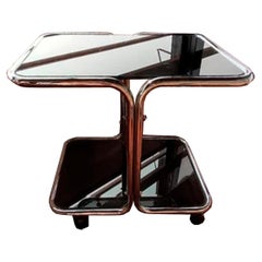 Table basse en tube d'acier et verre fumé avec roues Italie des années 70