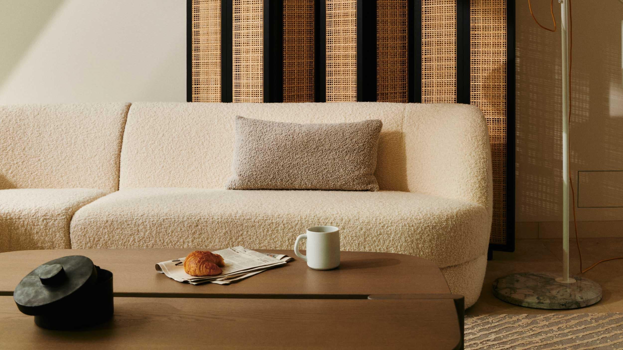 Couchtisch „Surfside Drive“ von Man of Parts, Kleine, schwarze und elfenbeinfarbene Esche (Organische Moderne) im Angebot