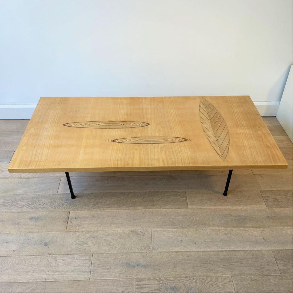 Tapio Wirkkala coffee table for Asko (Finland) – Created by Wirkkala in the early 60s, it is the most iconic of its tables with its 3 marquetry inserts: the emblematic leaf and the 2 sections of tree trunks, plus its wrought iron feet. Wirkkala