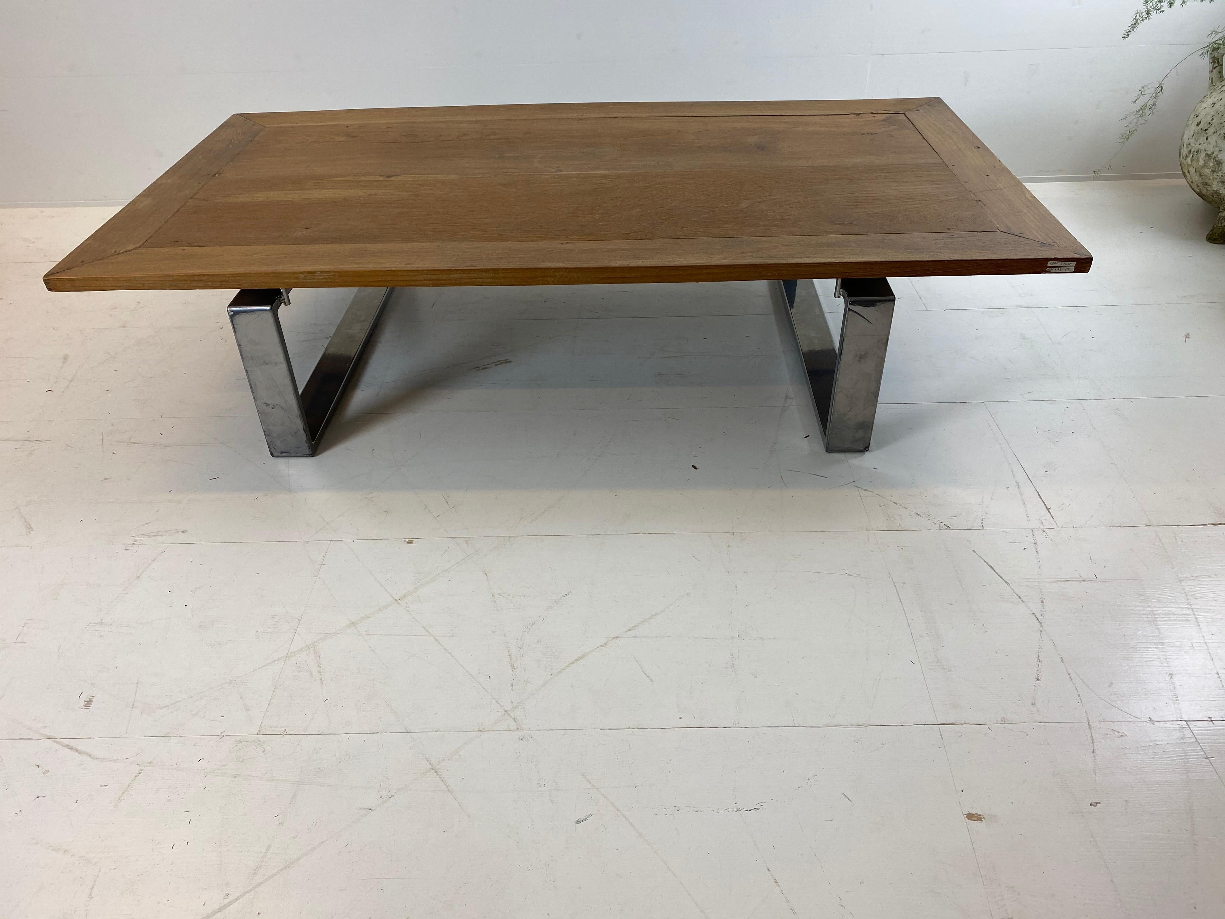 Table basse, plateau en teck ancien avec base moderne en chrome.
Teck blanchi.