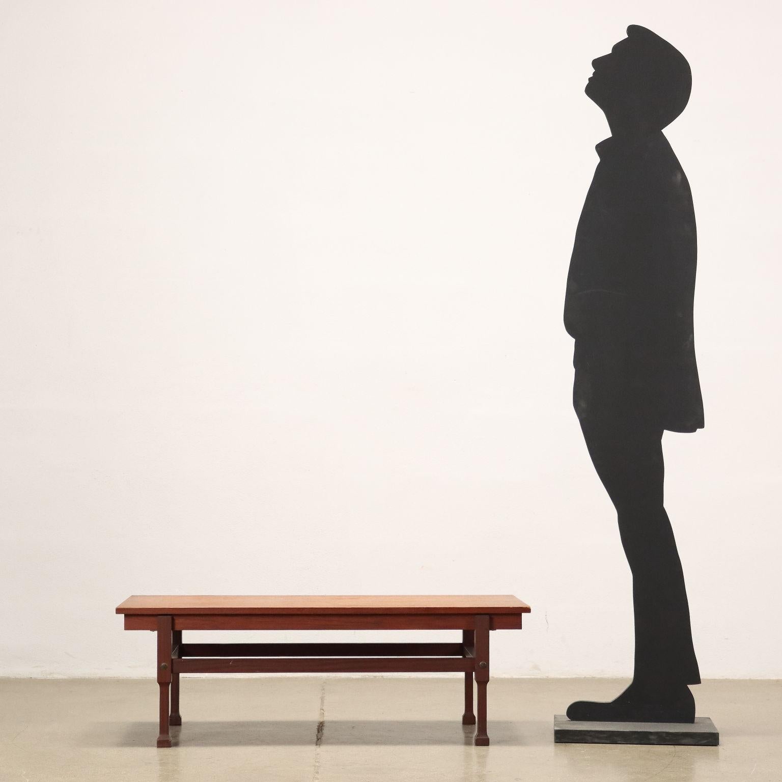Table basse ; bois plaqué et teck massif.