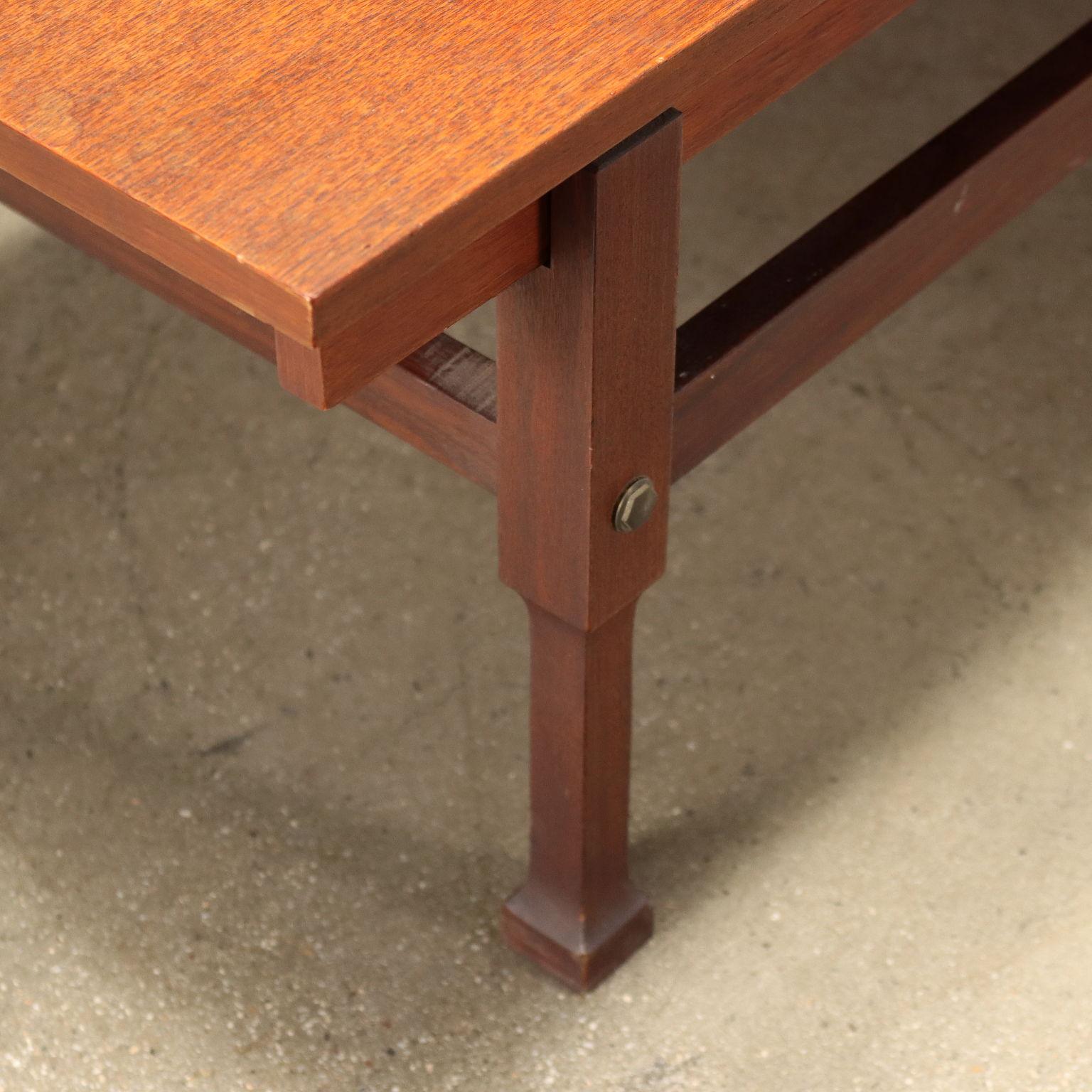 italien Table basse en teck Italie des années 1960 en vente