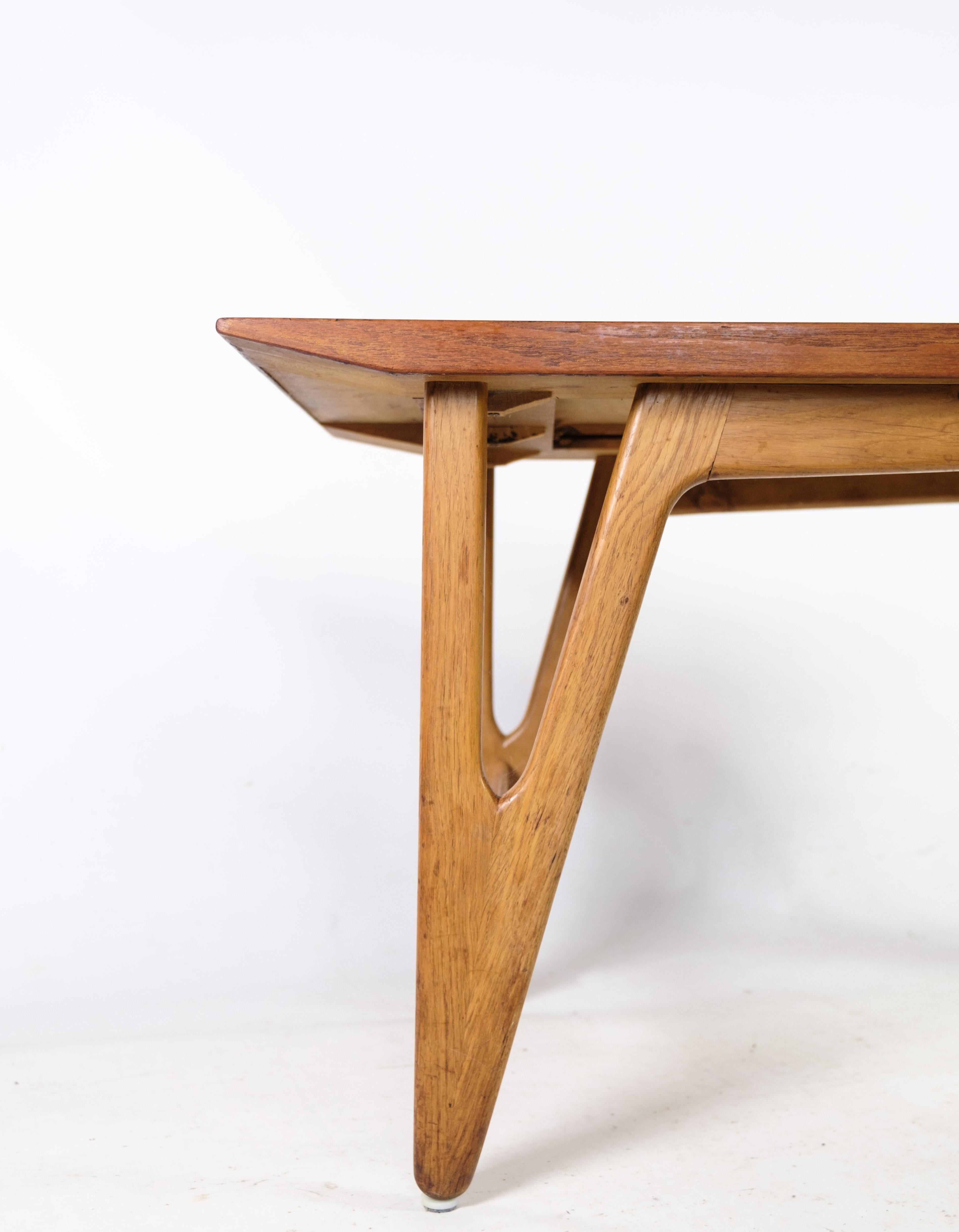 Coffee table Made In Teak & Oak, Danish design From 1960 For Sale 2