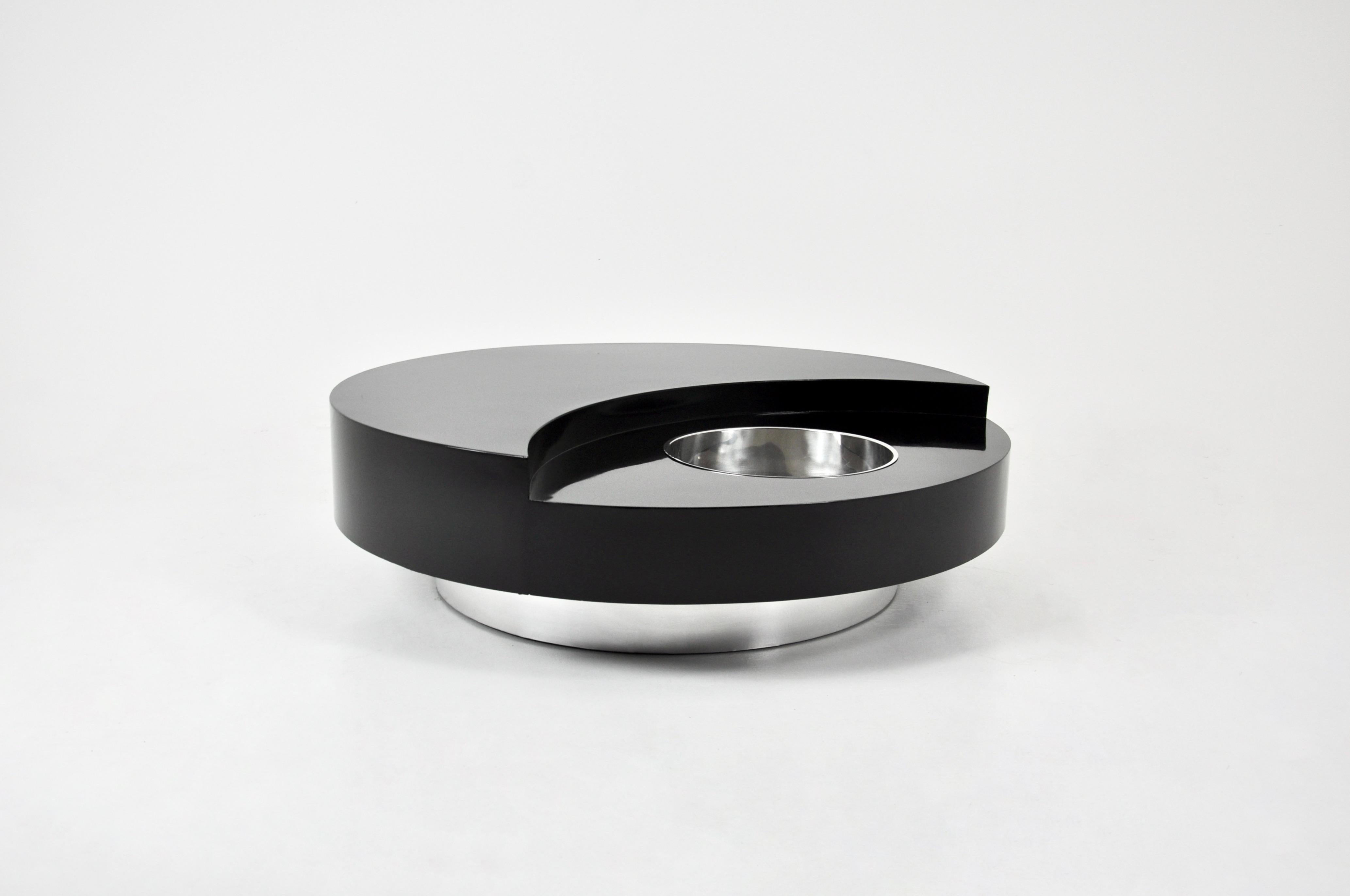 Coffee table in wood and metal. The coffee table turns on itself. Designed by Willy Rizzo. Wear due to time and age of the coffee table.
For shipping, request us for receive the best price.
