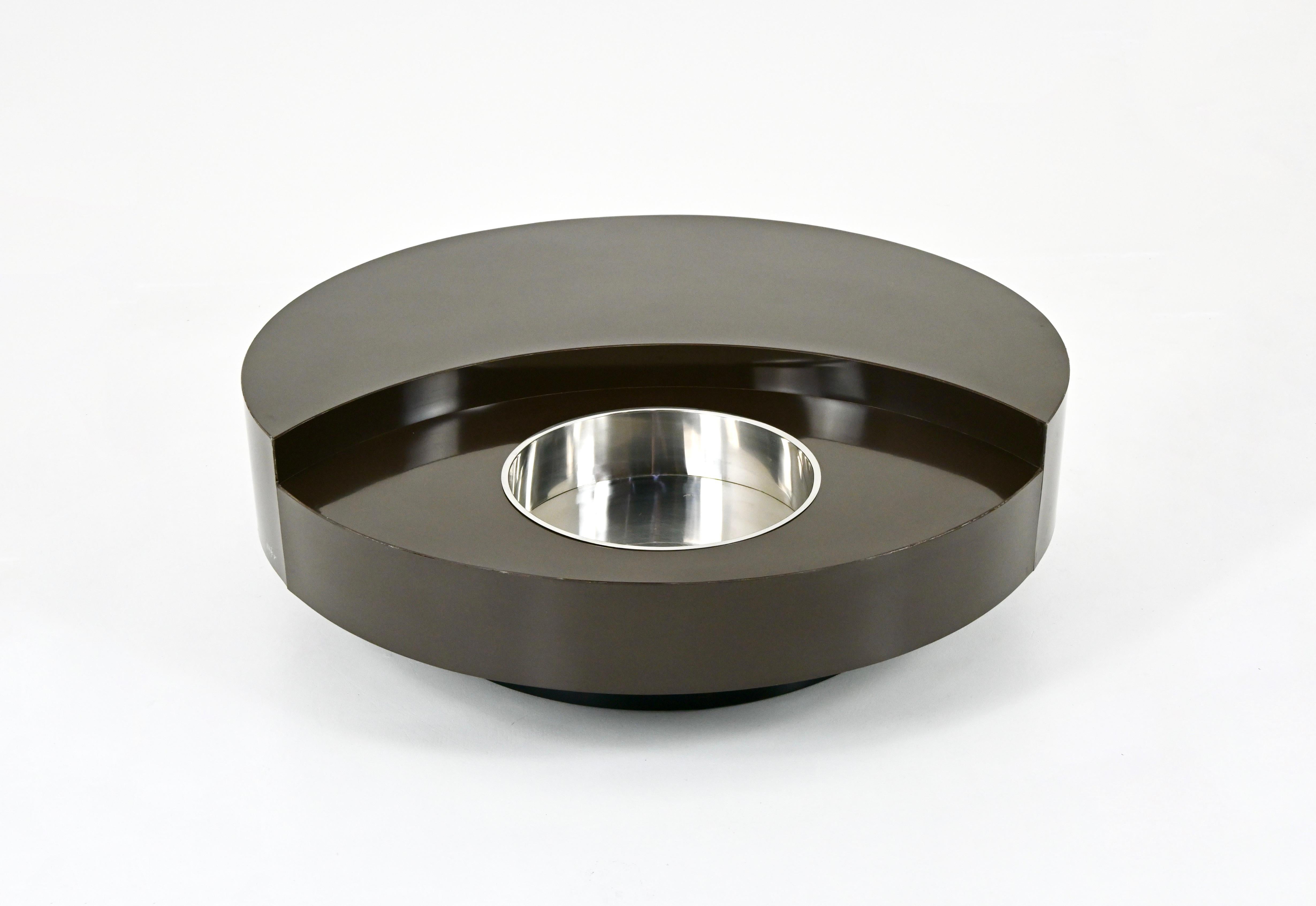Coffee table in dark brown and black wood and metal. The coffee table turns on itself. Stamped Willy Rizzo. Wear due to time and age of the coffee table.
For shipping, request us for receive the best price.
