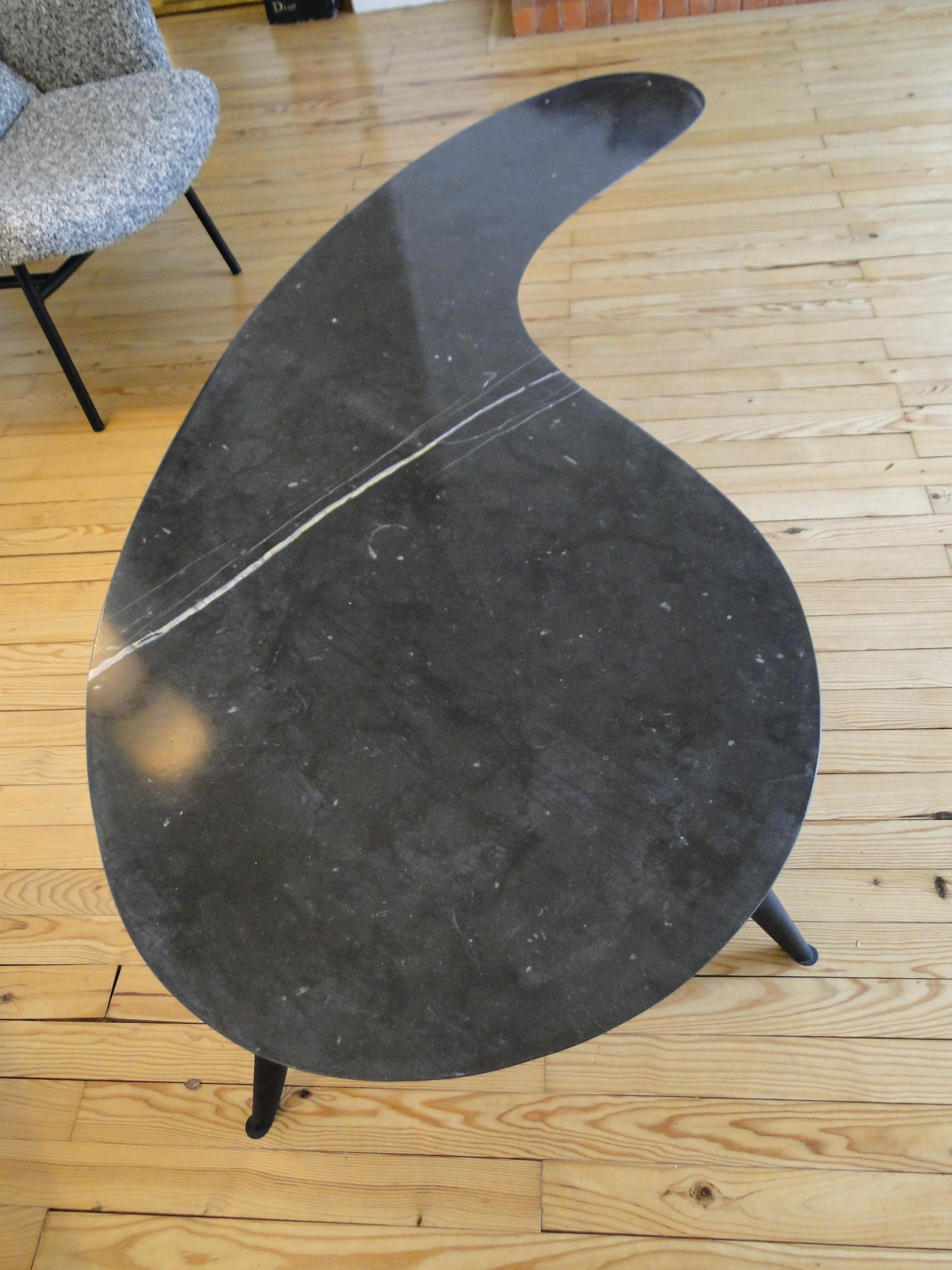 Table basse  trois pieds biomorphique organique en marbre noir style Ron Arad en vente 4