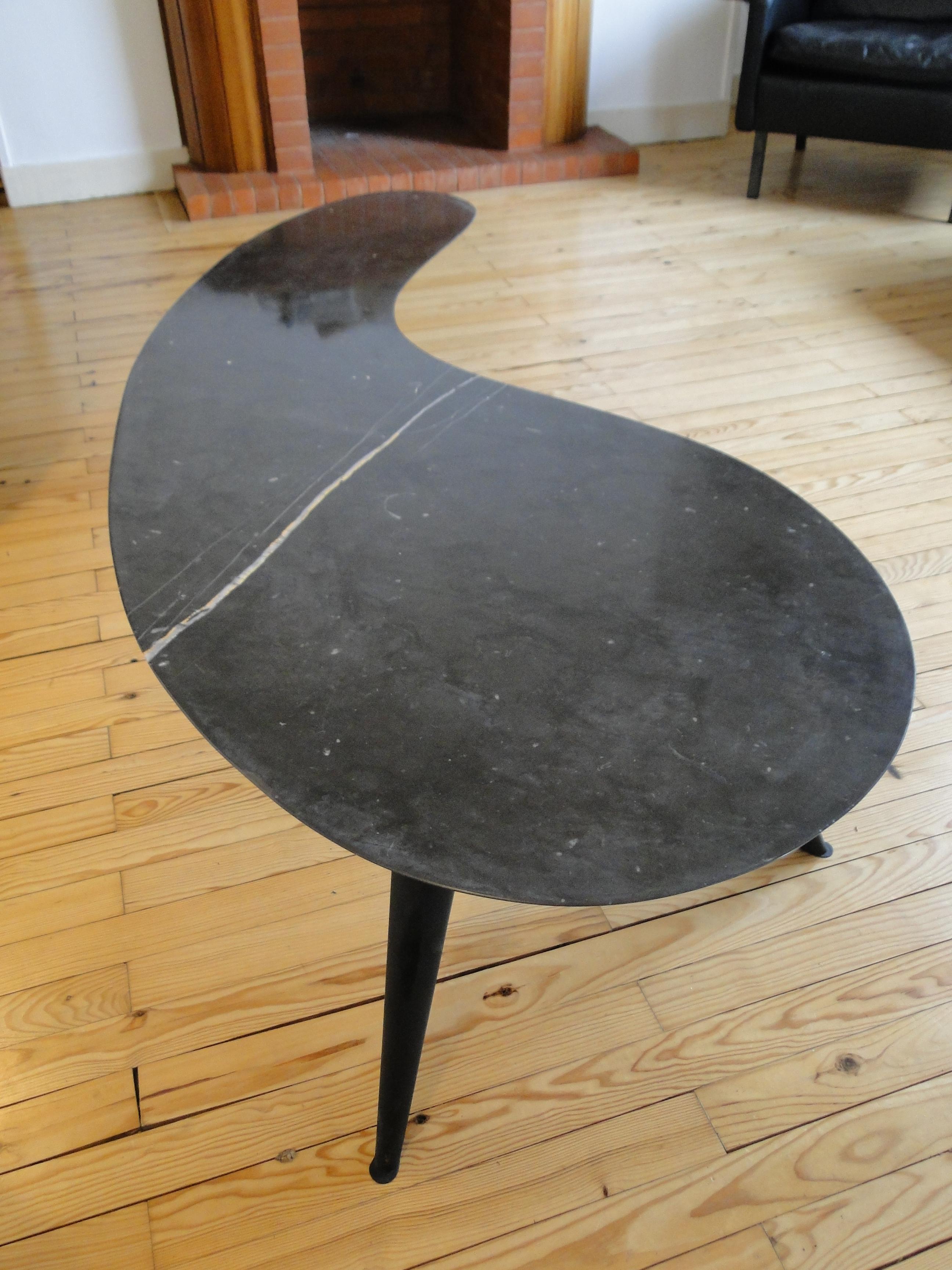 Table basse  trois pieds biomorphique organique en marbre noir style Ron Arad en vente 5